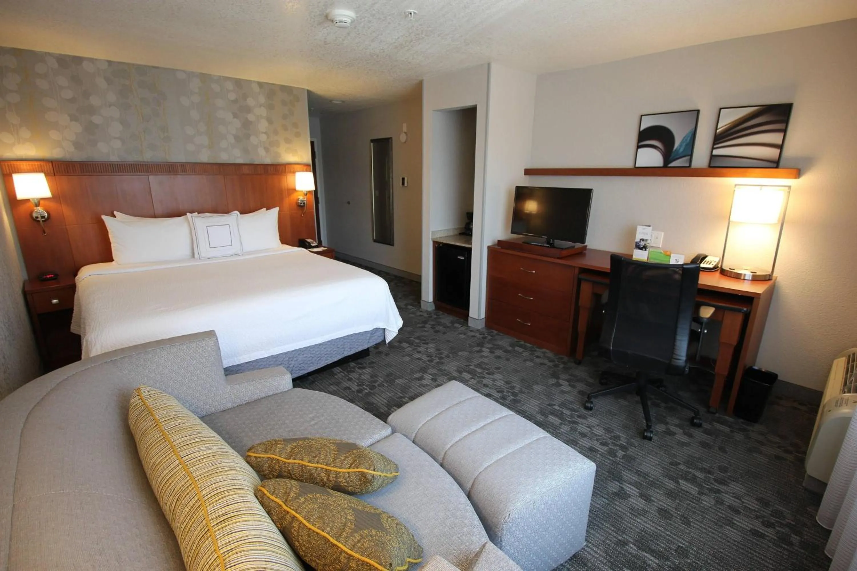 Photo of the whole room, Bed in Courtyard by Marriott Merced