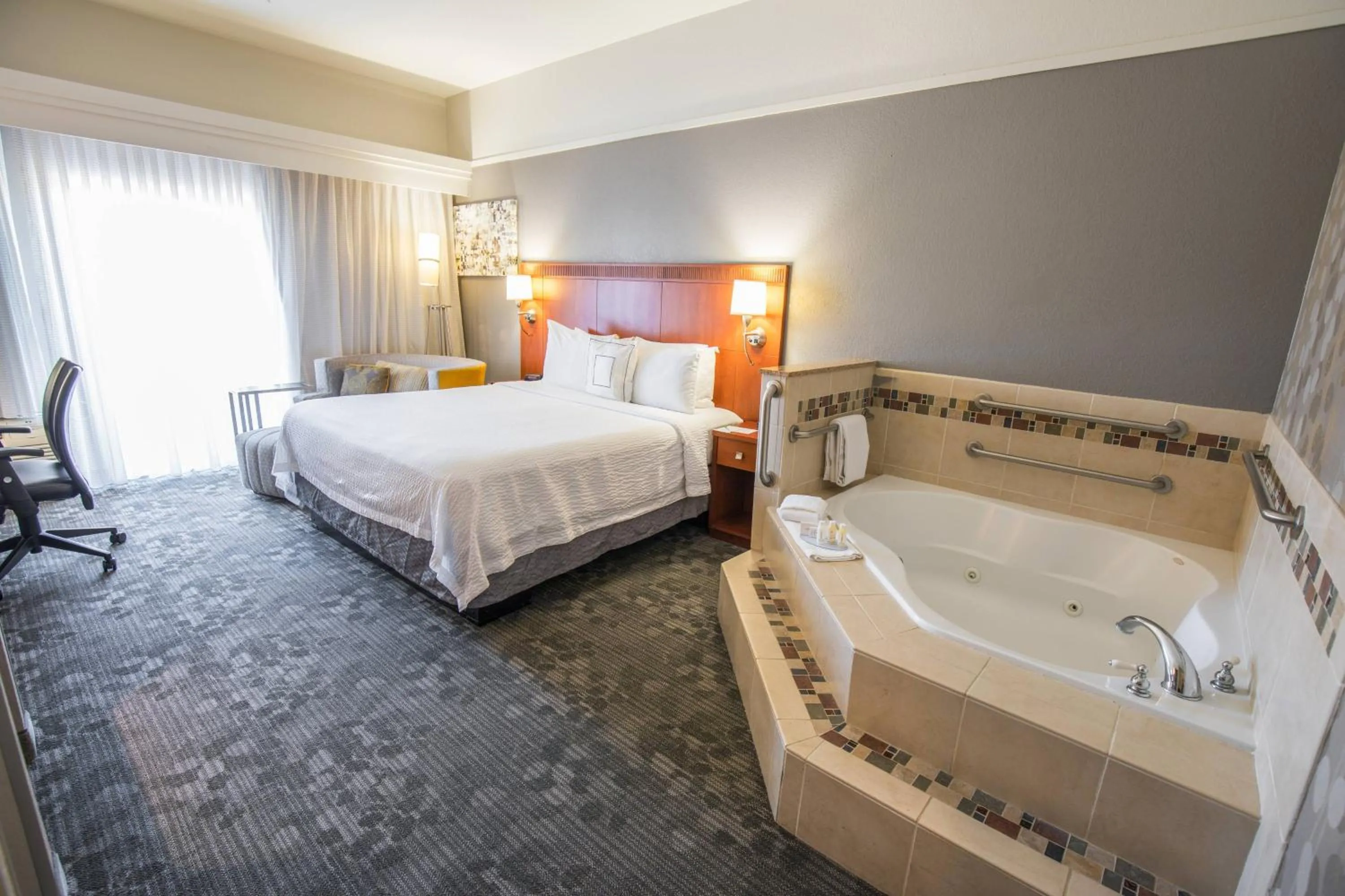 Swimming pool, Bed in Courtyard by Marriott Merced