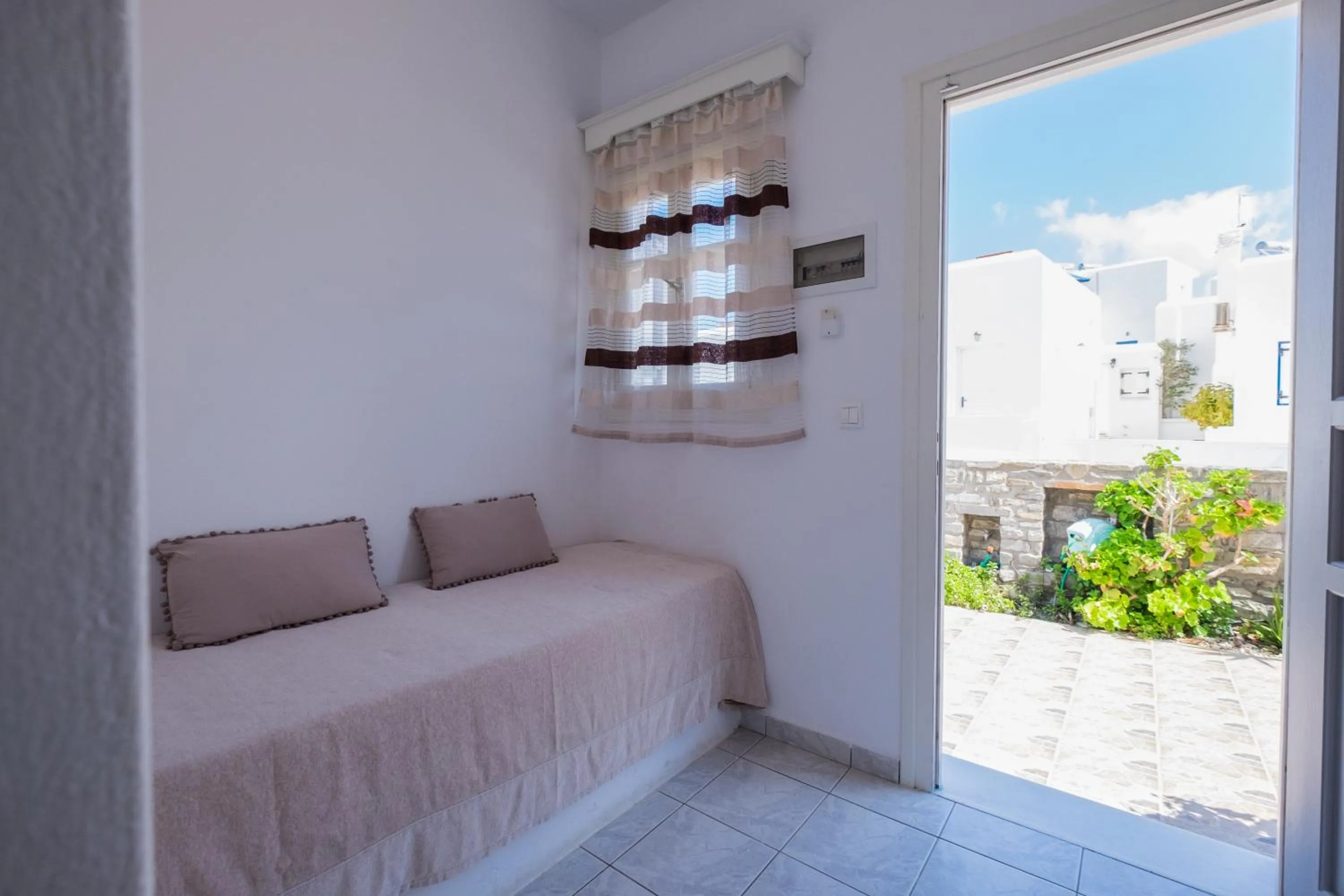 Seating area, Bed in Joseph Studios