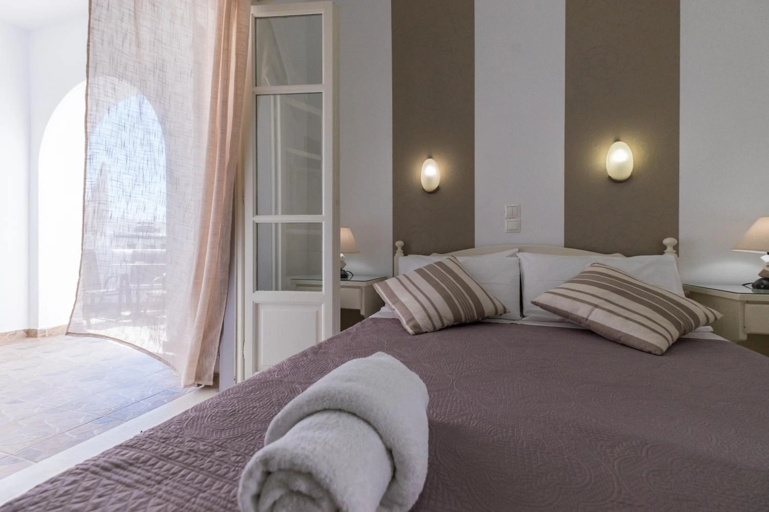 Photo of the whole room, Bed in Joseph Studios