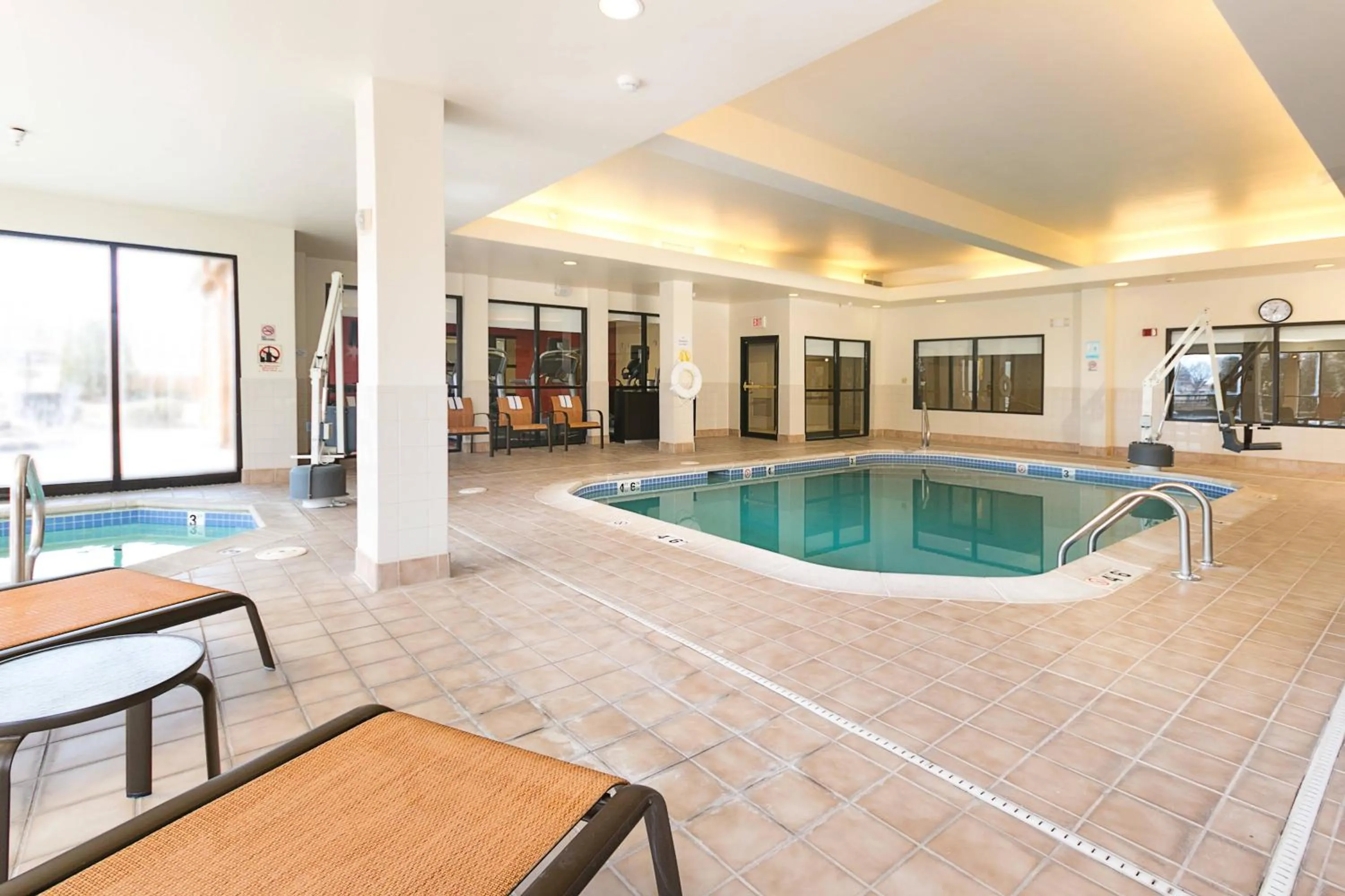 Swimming pool in Courtyard Kansas City East/Blue Springs