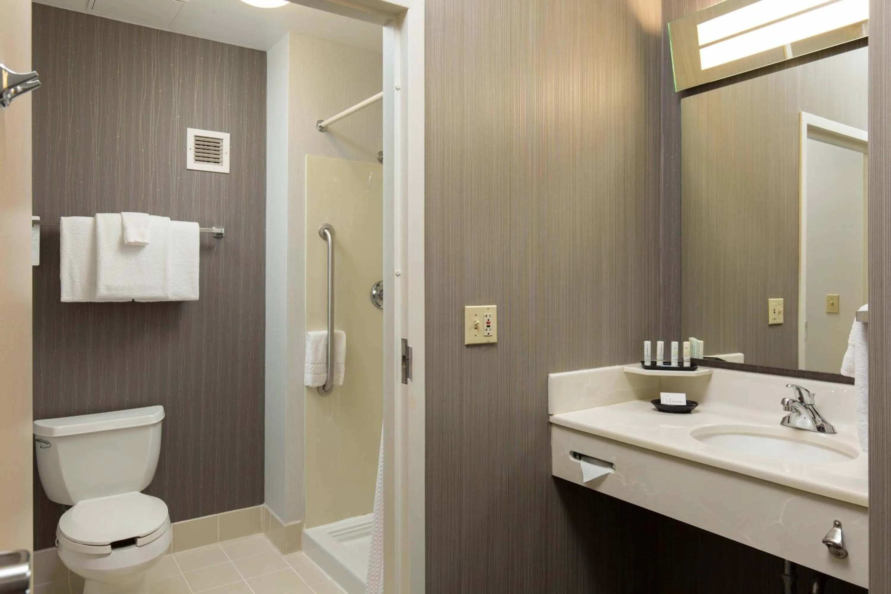 Bathroom in Courtyard Kansas City East/Blue Springs