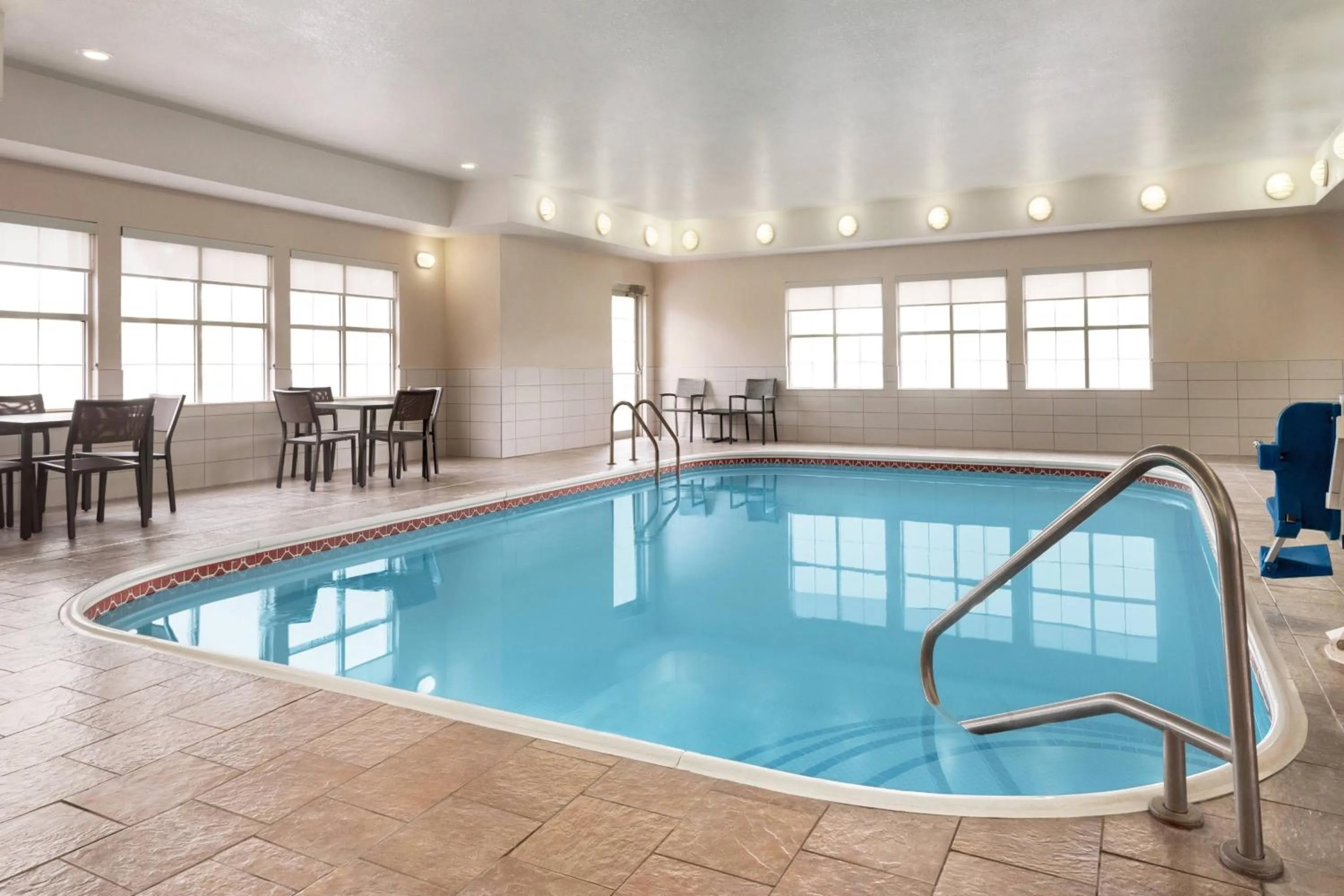 Swimming pool in Residence Inn Kansas City Independence