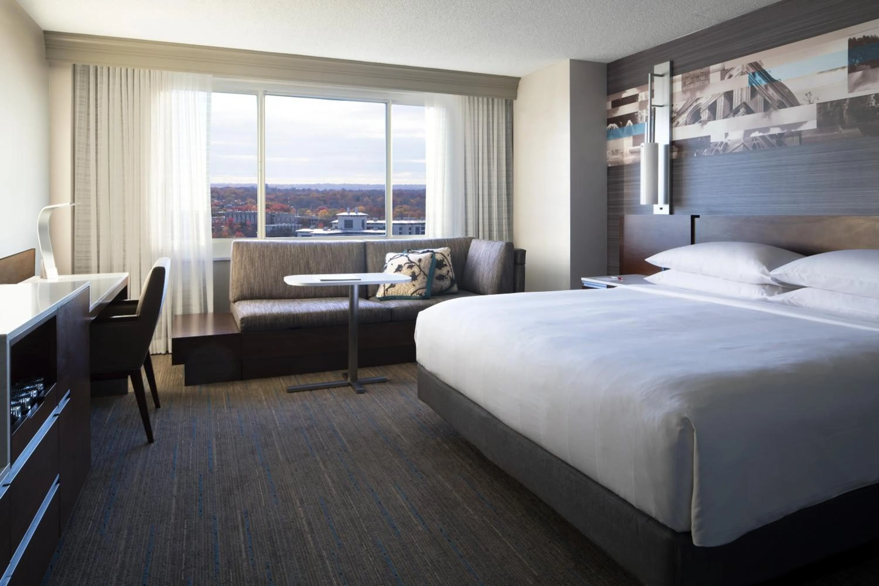 Bedroom, Bed in Kansas City Marriott Country Club Plaza