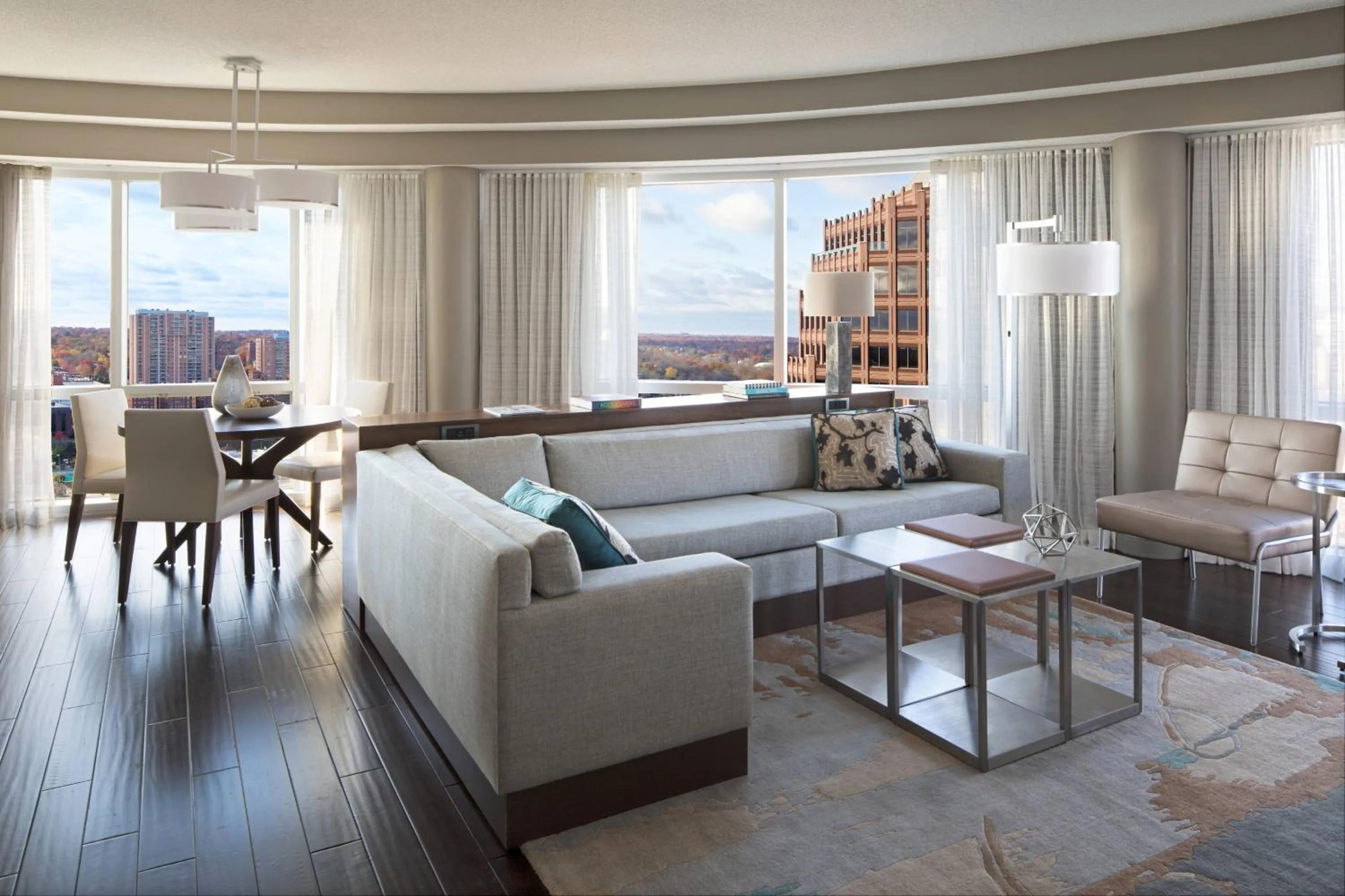 Living room in Kansas City Marriott Country Club Plaza