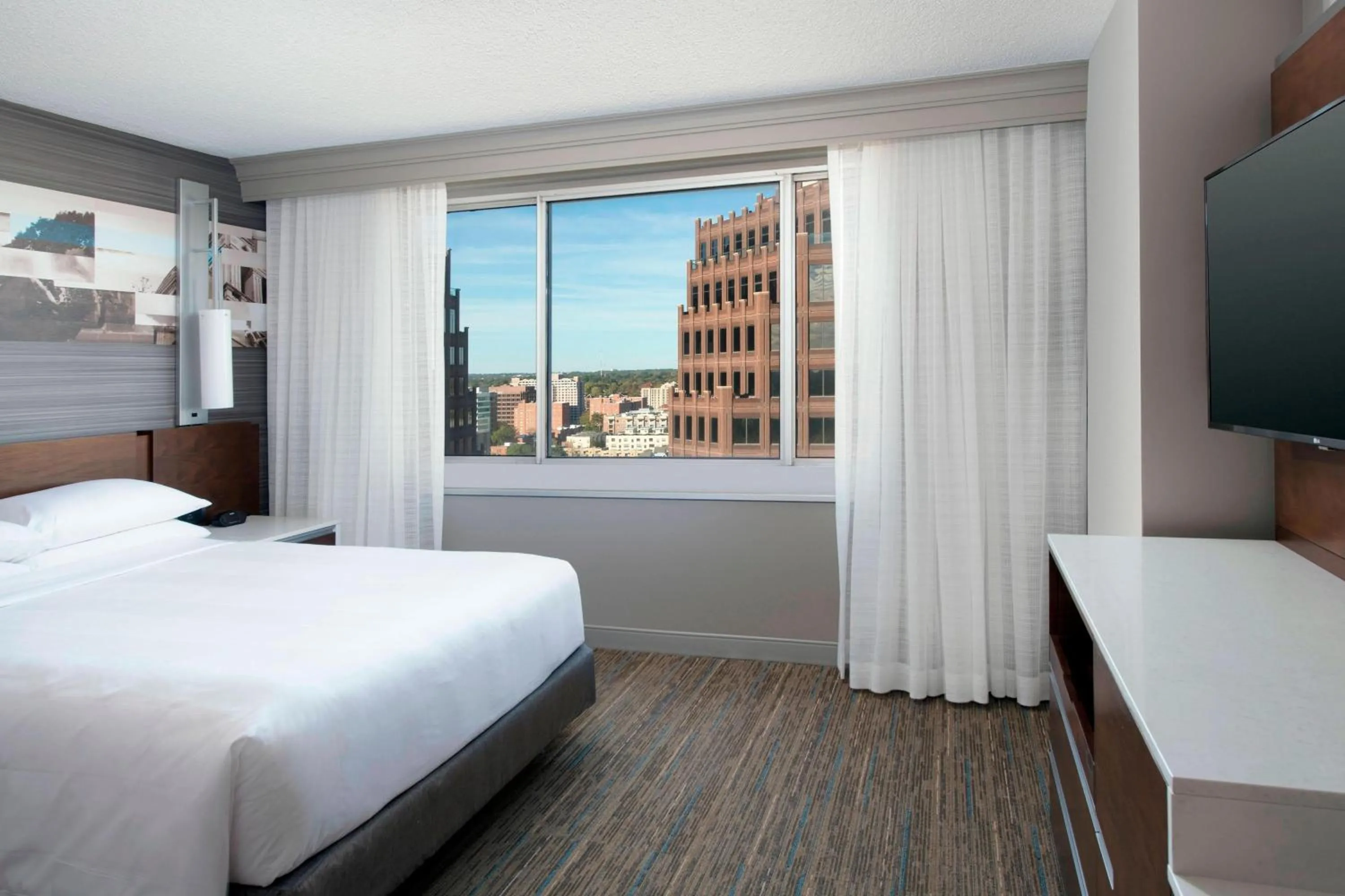 Photo of the whole room, Bed in Kansas City Marriott Country Club Plaza