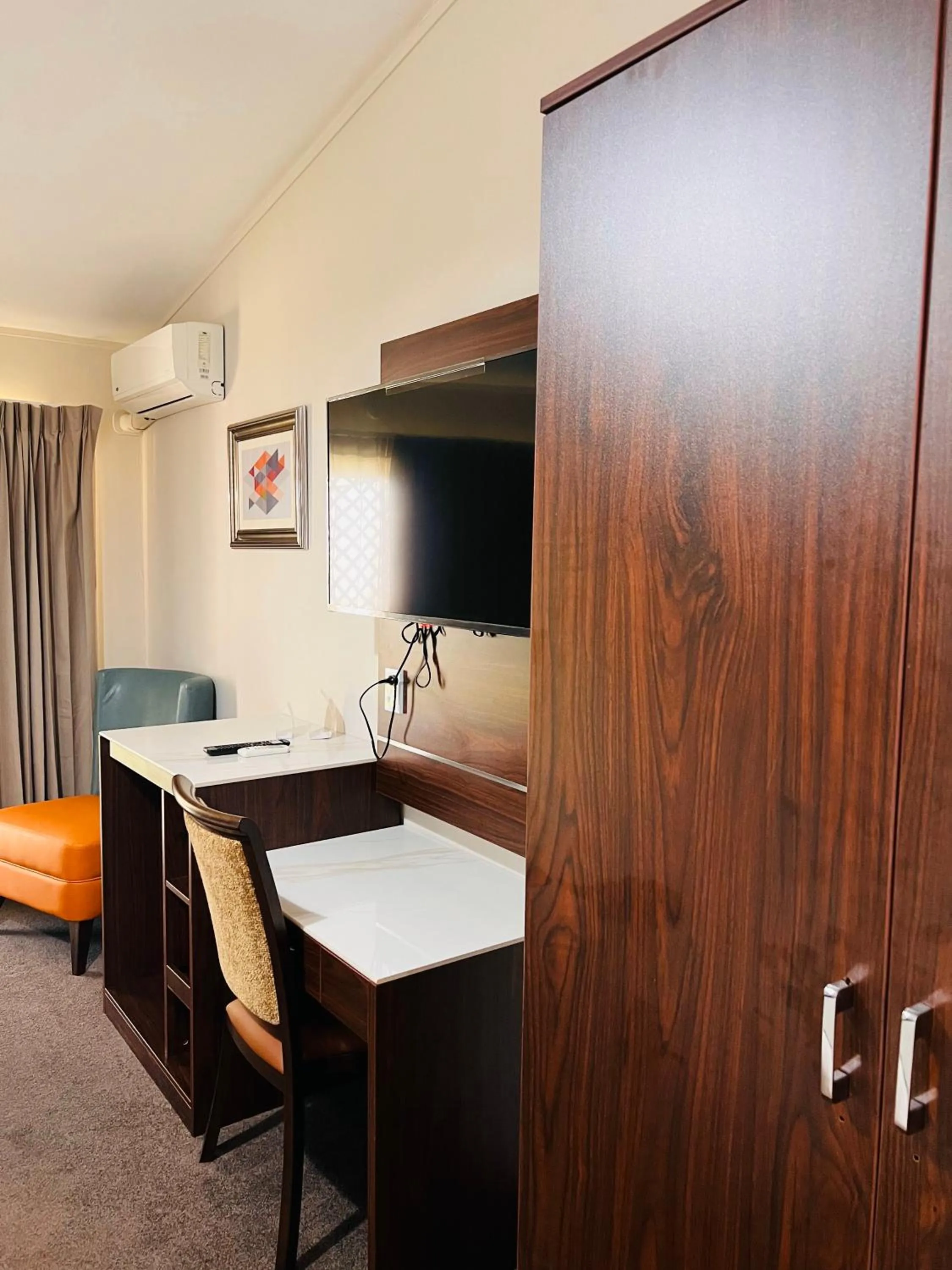 TV and multimedia in Auckland Airport Kiwi Motel