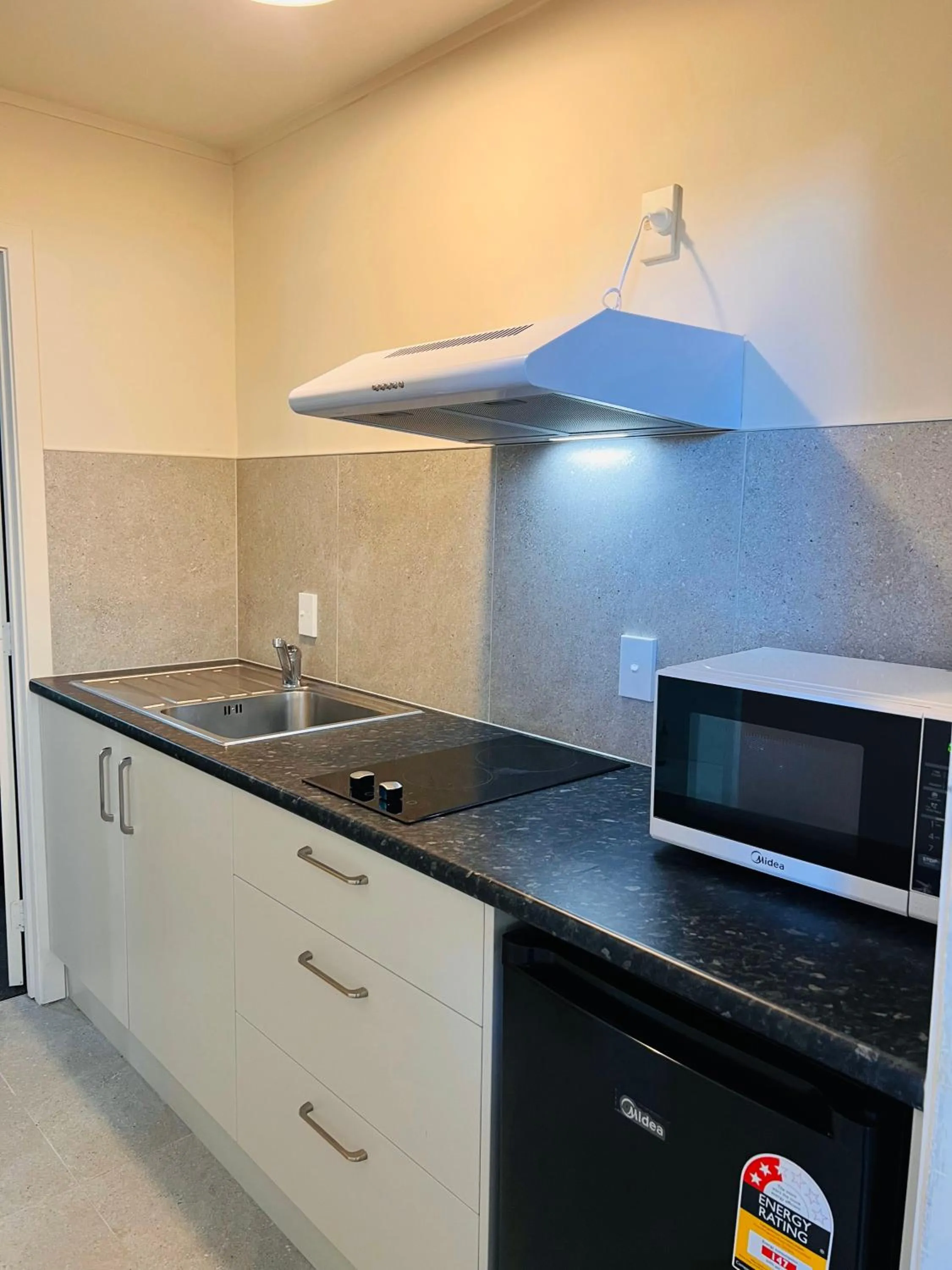 Kitchen or kitchenette in Auckland Airport Kiwi Motel