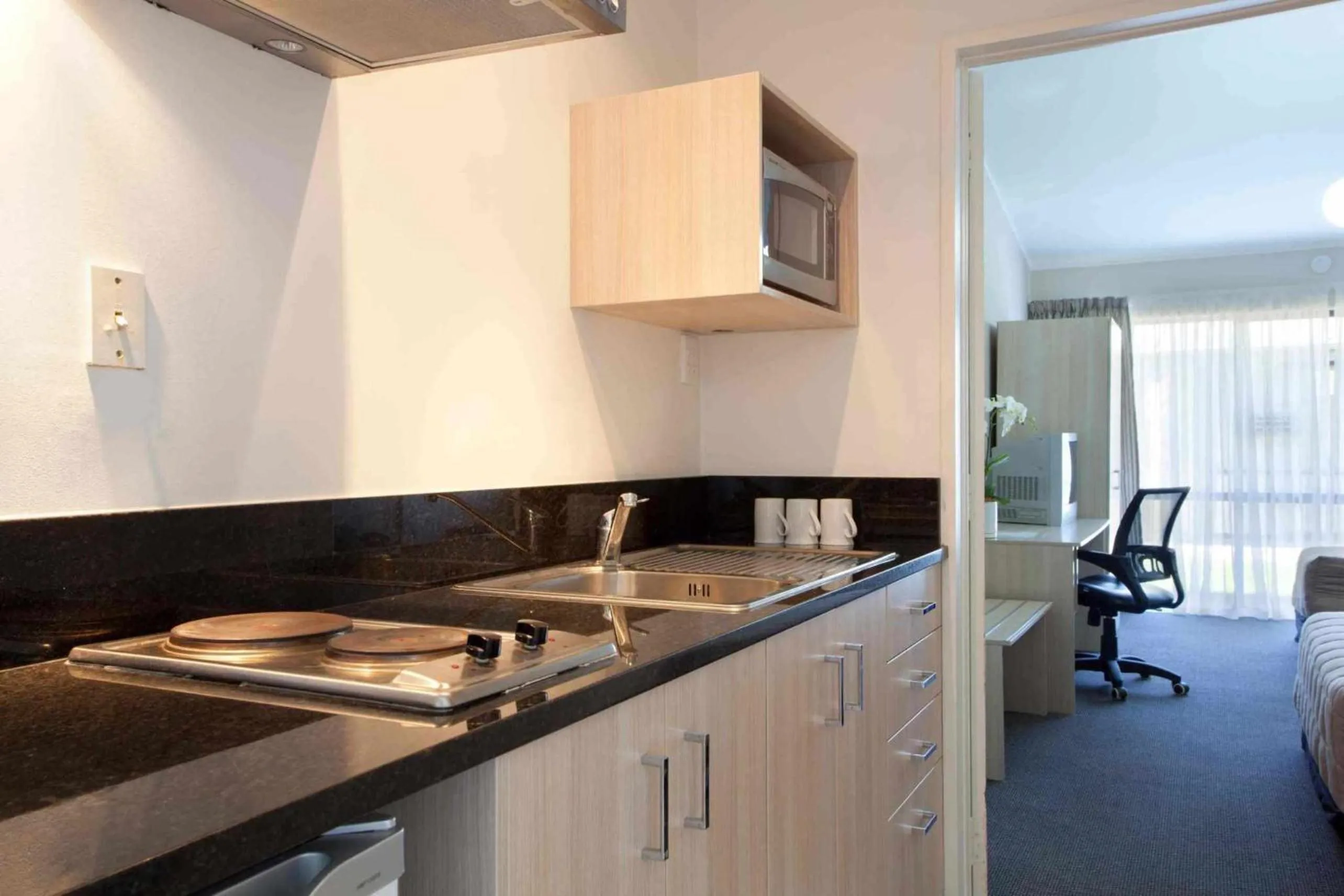 Kitchen or kitchenette in Auckland Airport Kiwi Motel