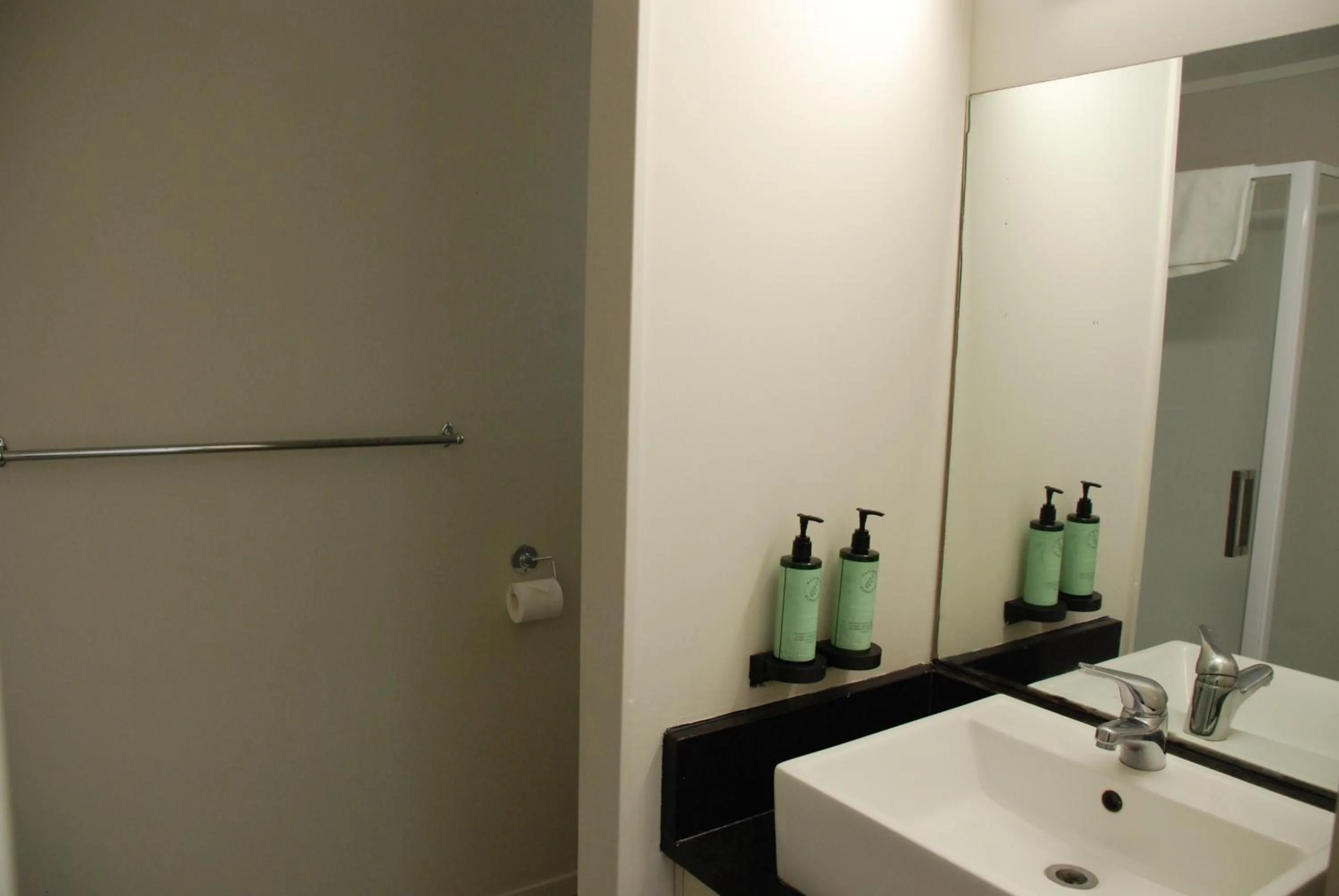 Bathroom in Auckland Airport Kiwi Motel