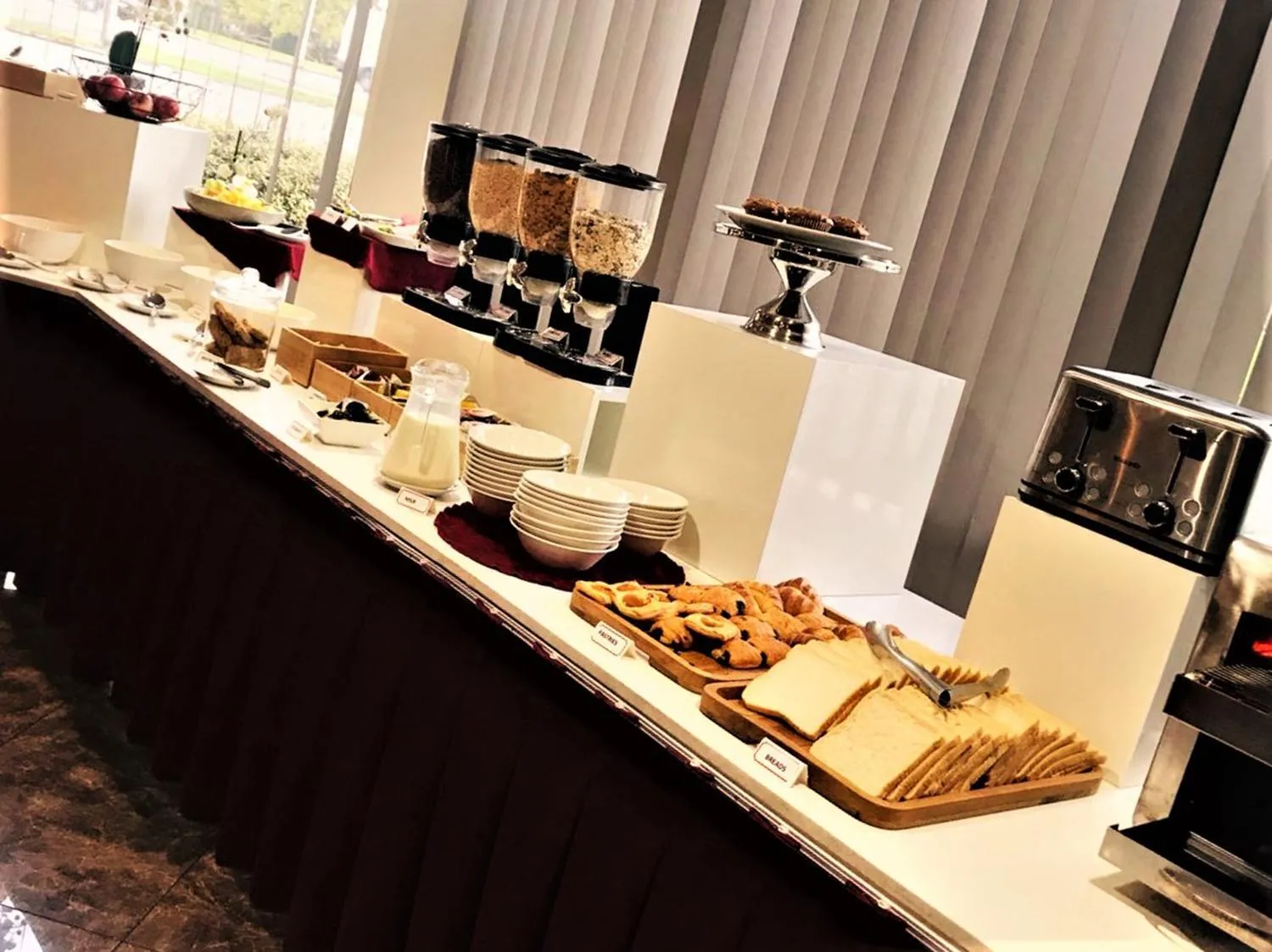 Buffet breakfast in Auckland Airport Kiwi Motel