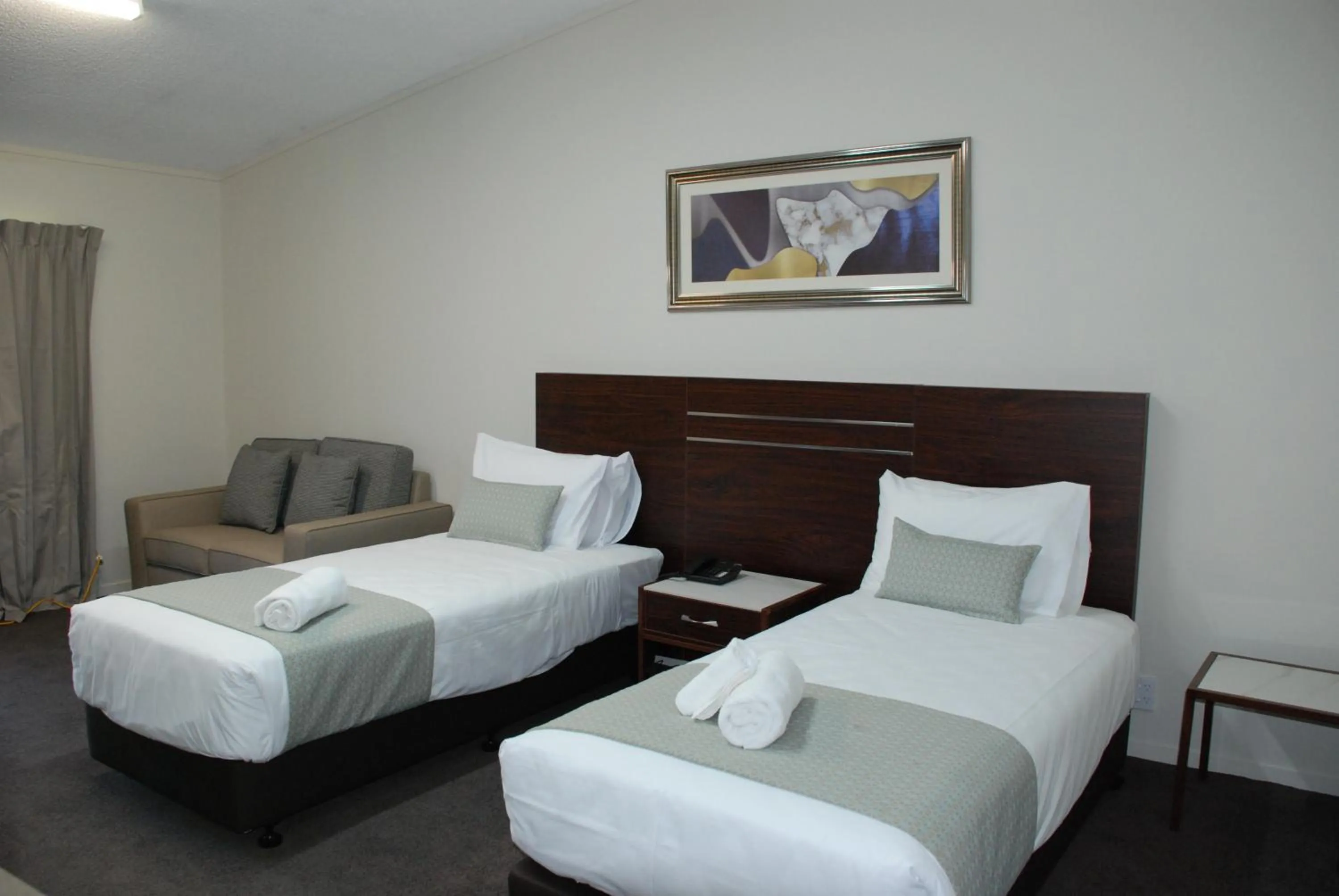 Photo of the whole room, Bed in Auckland Airport Kiwi Motel