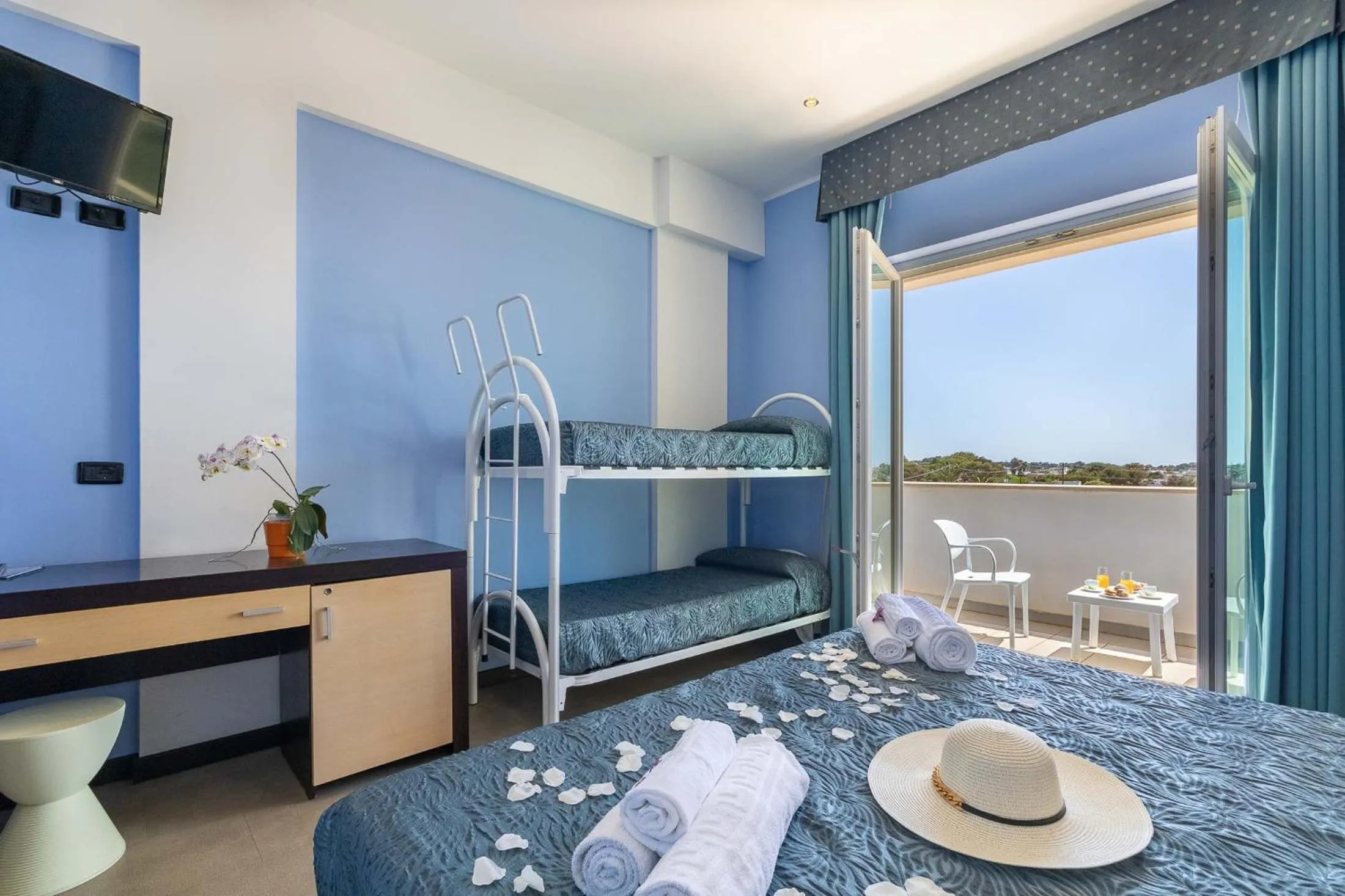 Balcony/Terrace, Bed in Jonico Hotel