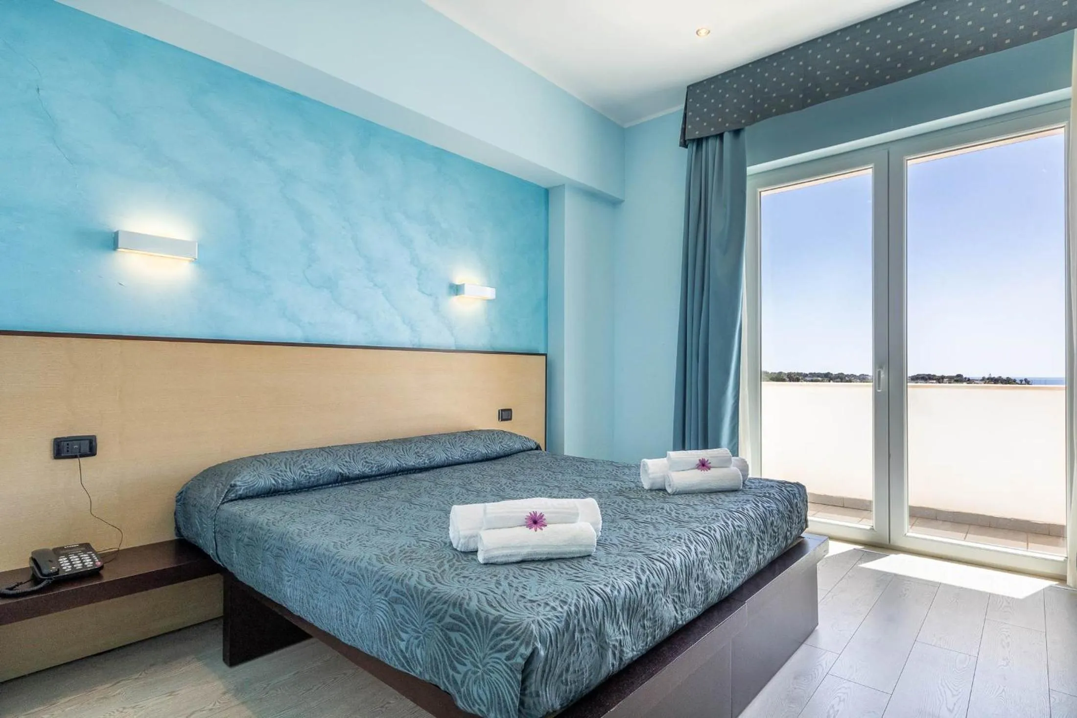 Facility for disabled guests, Bed in Jonico Hotel