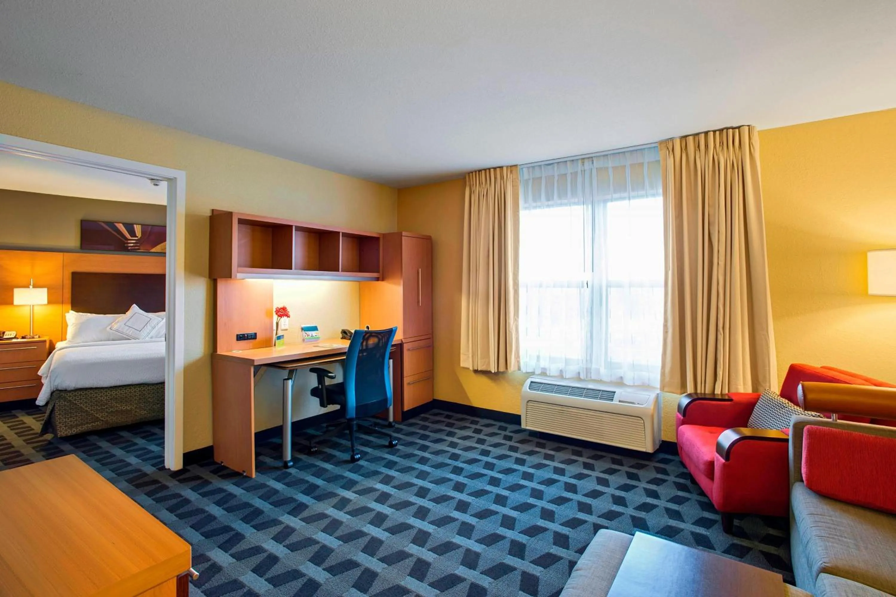Living room, Bed in TownePlace Suites by Marriott Kansas City Overland Park