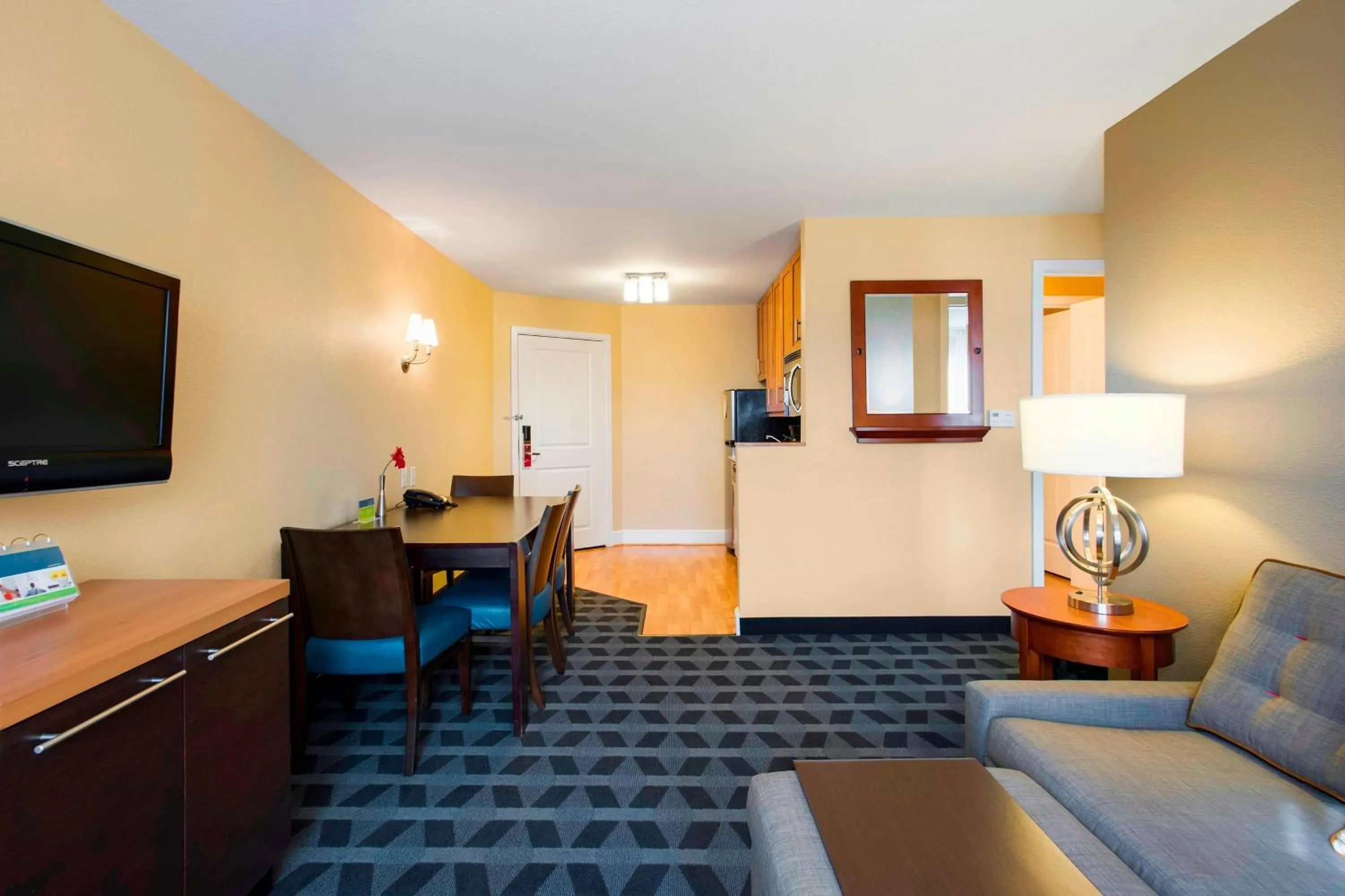 Living room in TownePlace Suites by Marriott Kansas City Overland Park