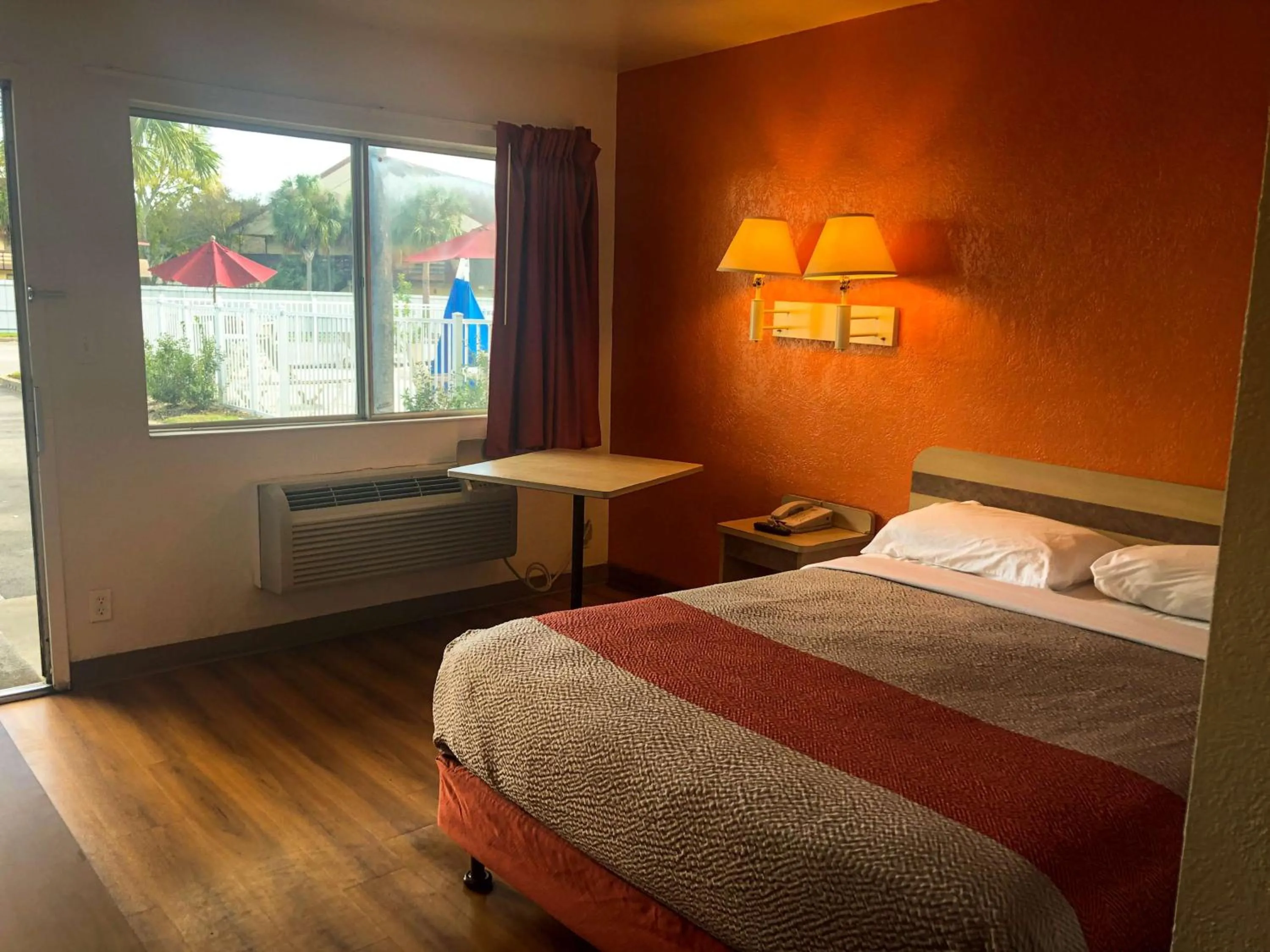 Photo of the whole room, Bed in Motel 6-Jacksonville, FL - Orange Park