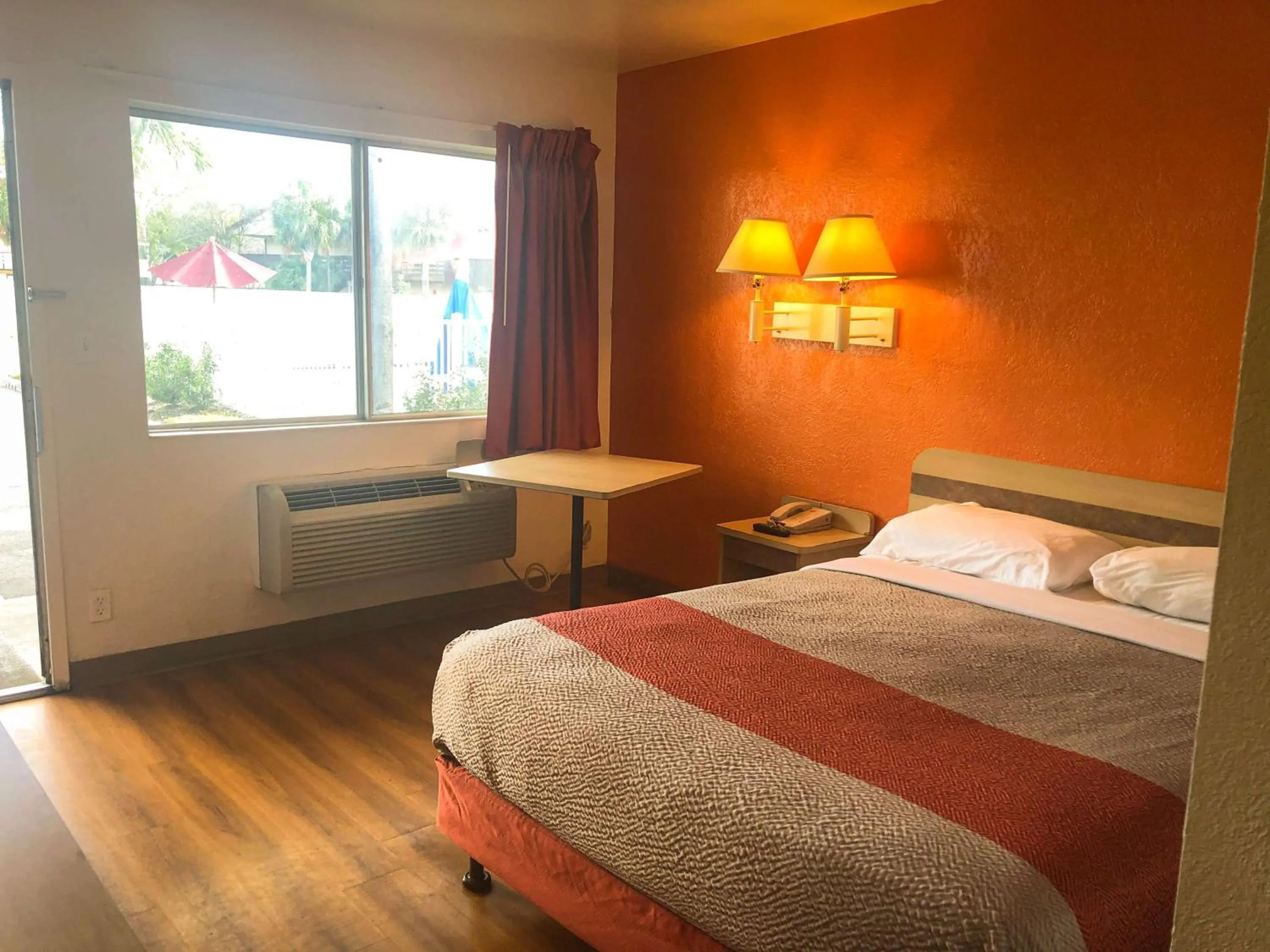 Photo of the whole room, Bed in Motel 6-Jacksonville, FL - Orange Park