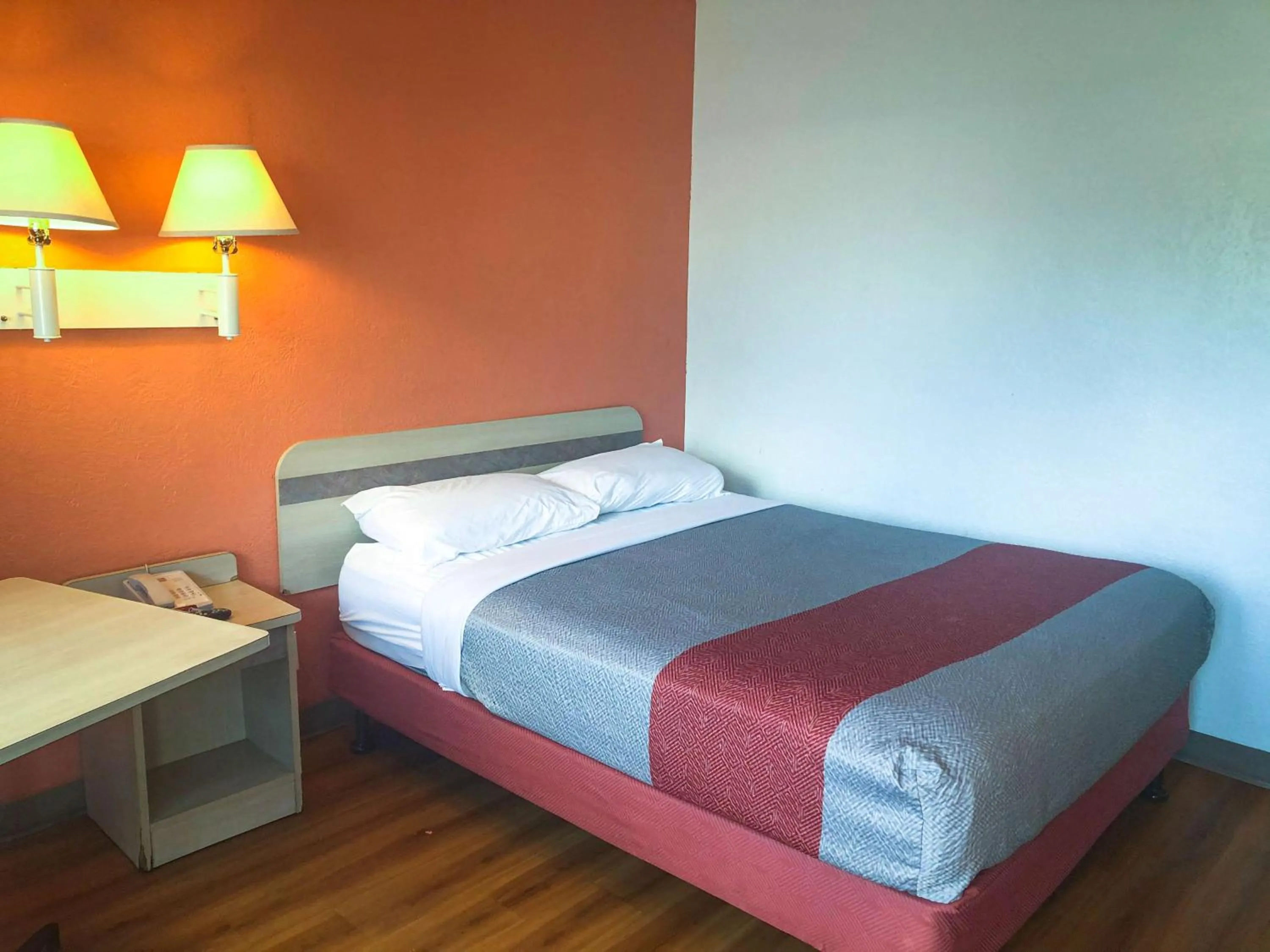 Photo of the whole room, Bed in Motel 6-Jacksonville, FL - Orange Park