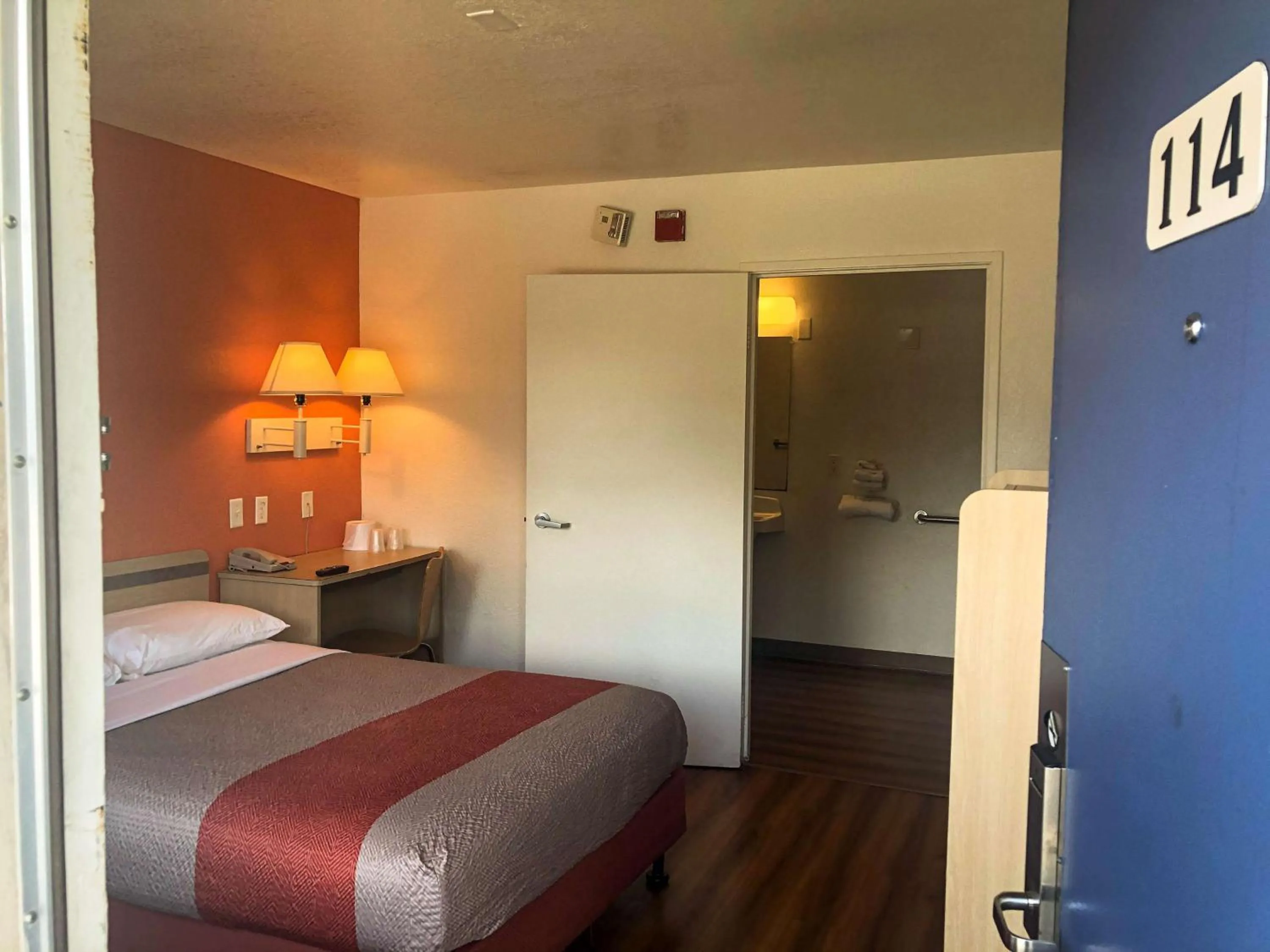 Photo of the whole room, Bed in Motel 6-Jacksonville, FL - Orange Park