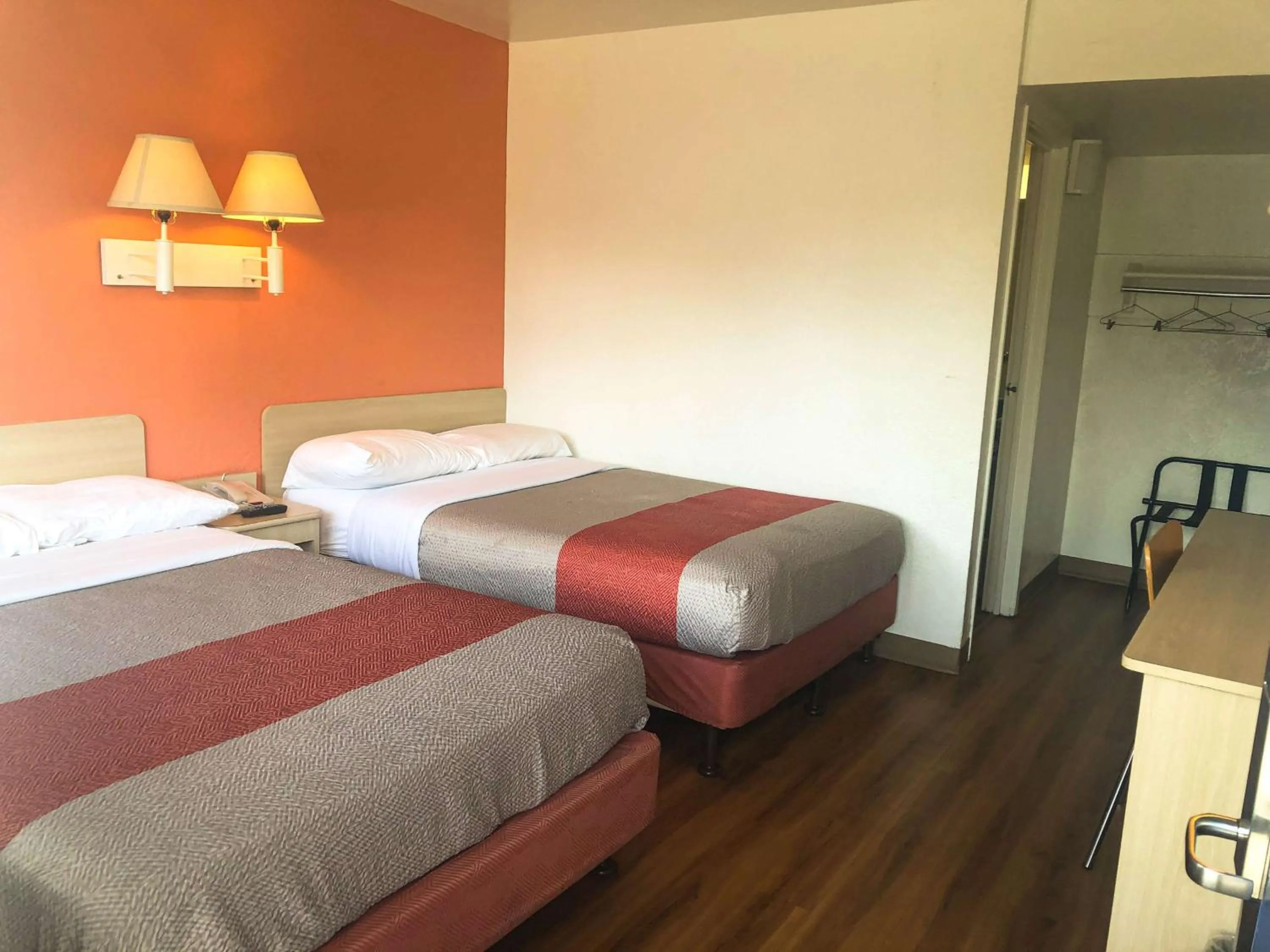 Photo of the whole room, Bed in Motel 6-Jacksonville, FL - Orange Park