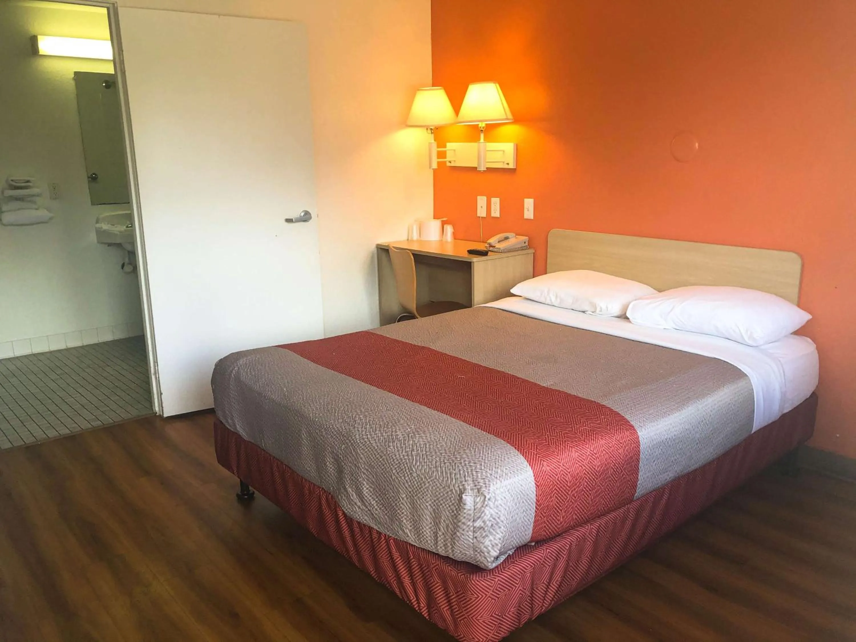 Photo of the whole room, Bed in Motel 6-Jacksonville, FL - Orange Park