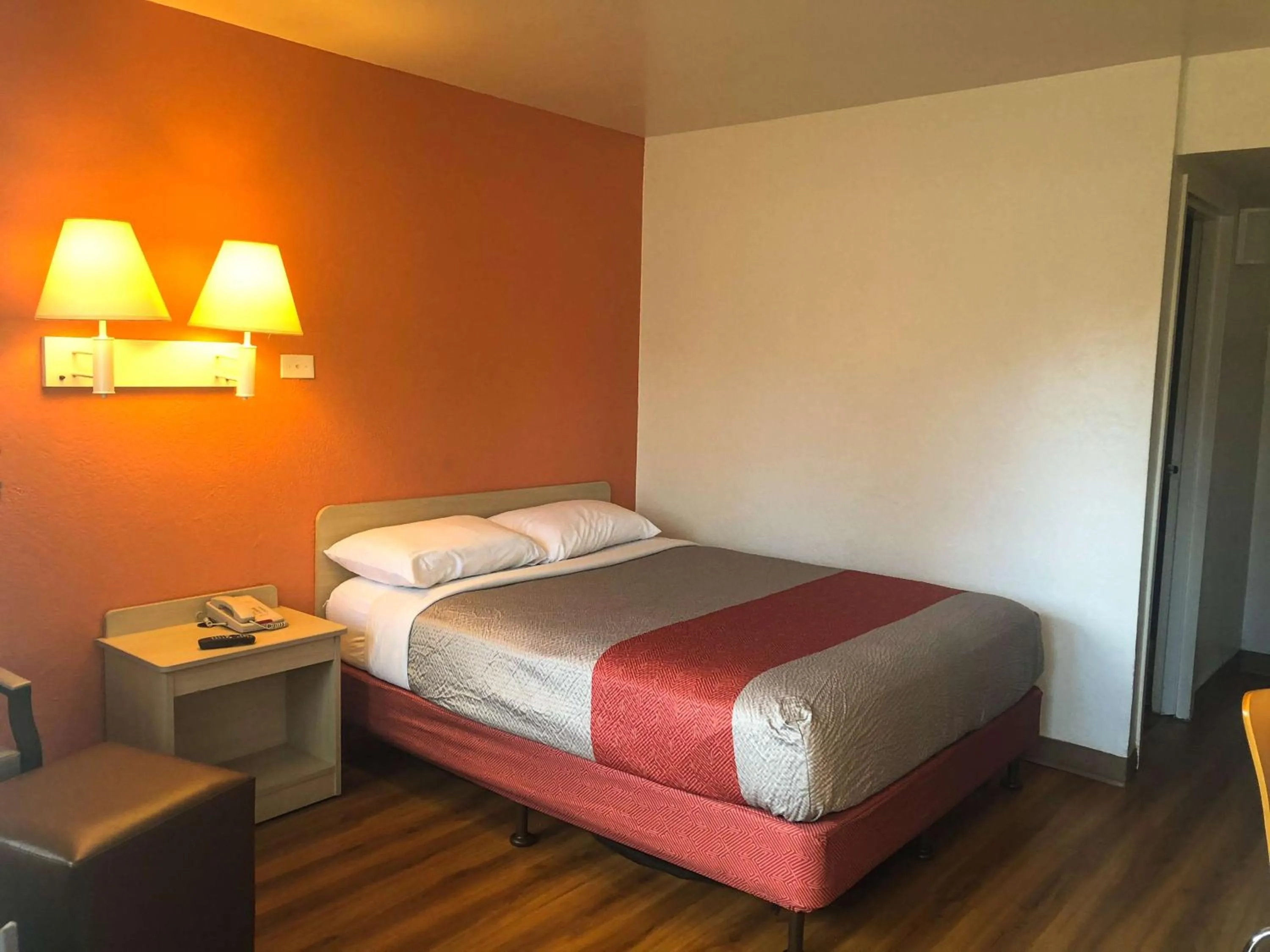 Photo of the whole room, Bed in Motel 6-Jacksonville, FL - Orange Park