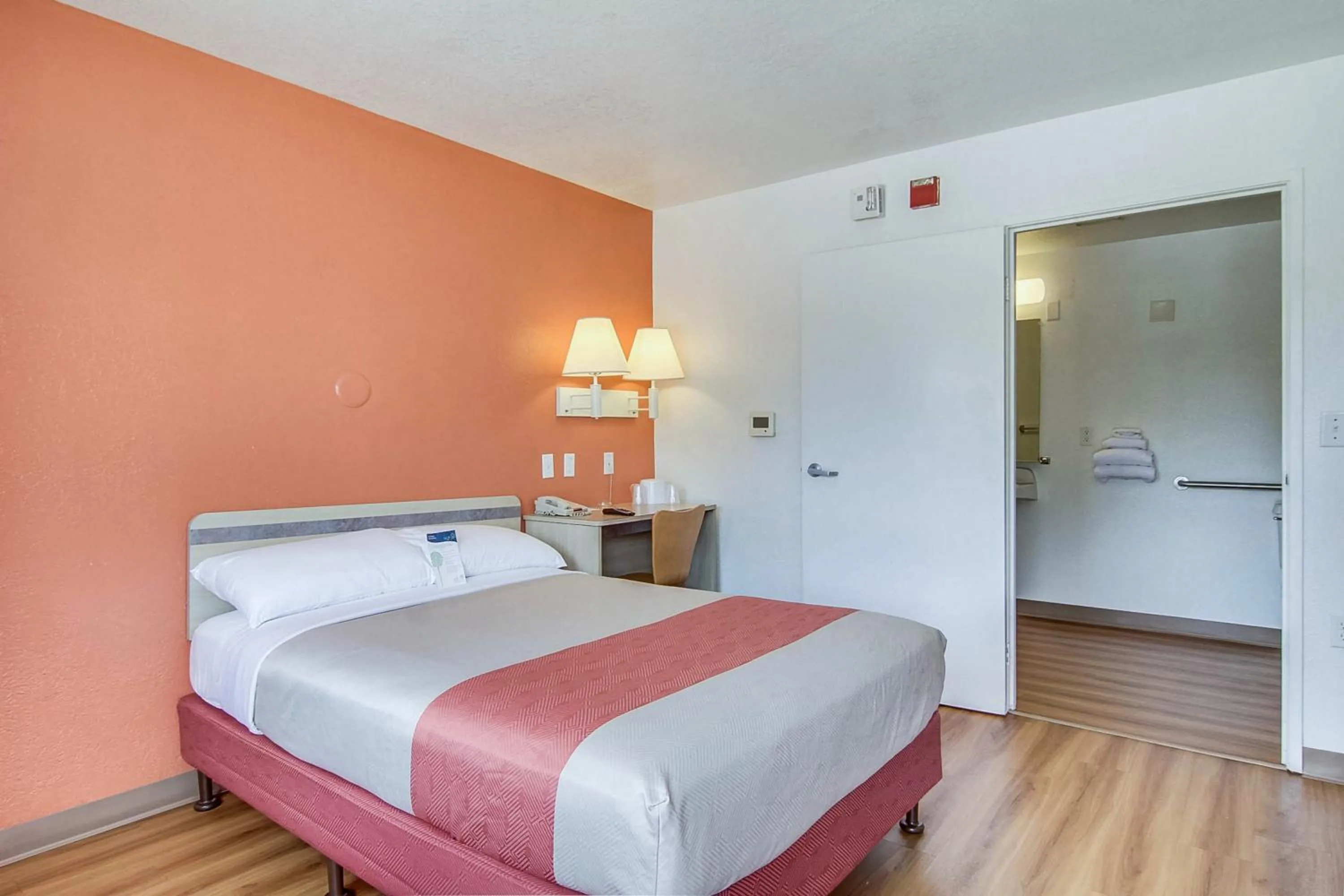 Bedroom, Bed in Motel 6-Jacksonville, FL - Orange Park