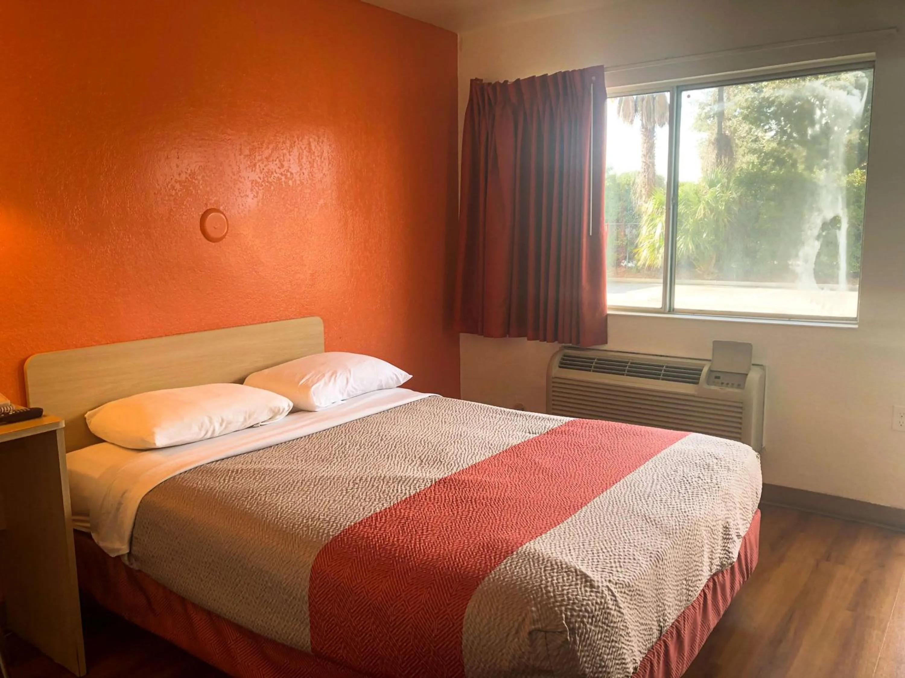 Photo of the whole room, Bed in Motel 6-Jacksonville, FL - Orange Park