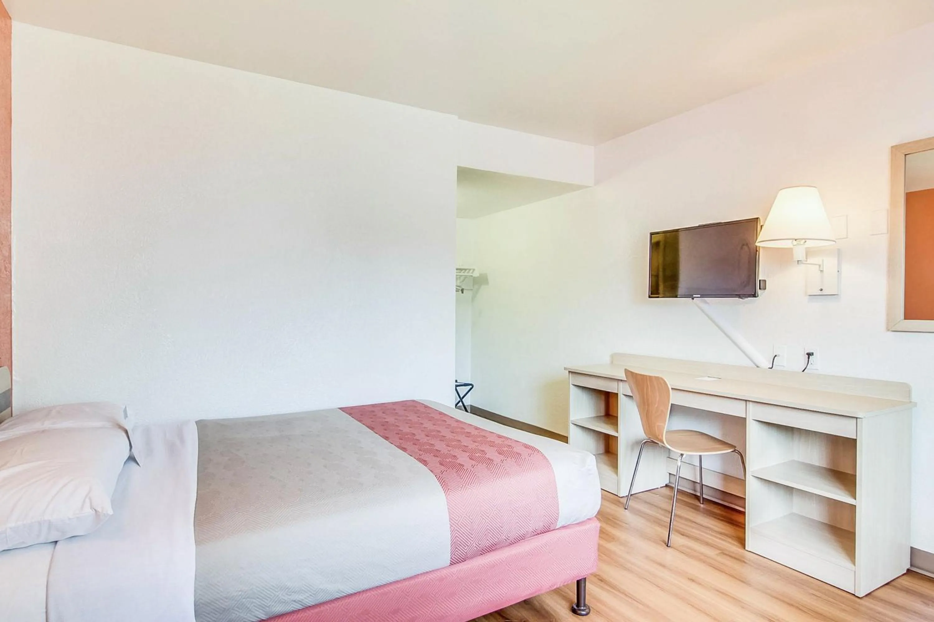 Bedroom, Bed in Motel 6-Jacksonville, FL - Orange Park