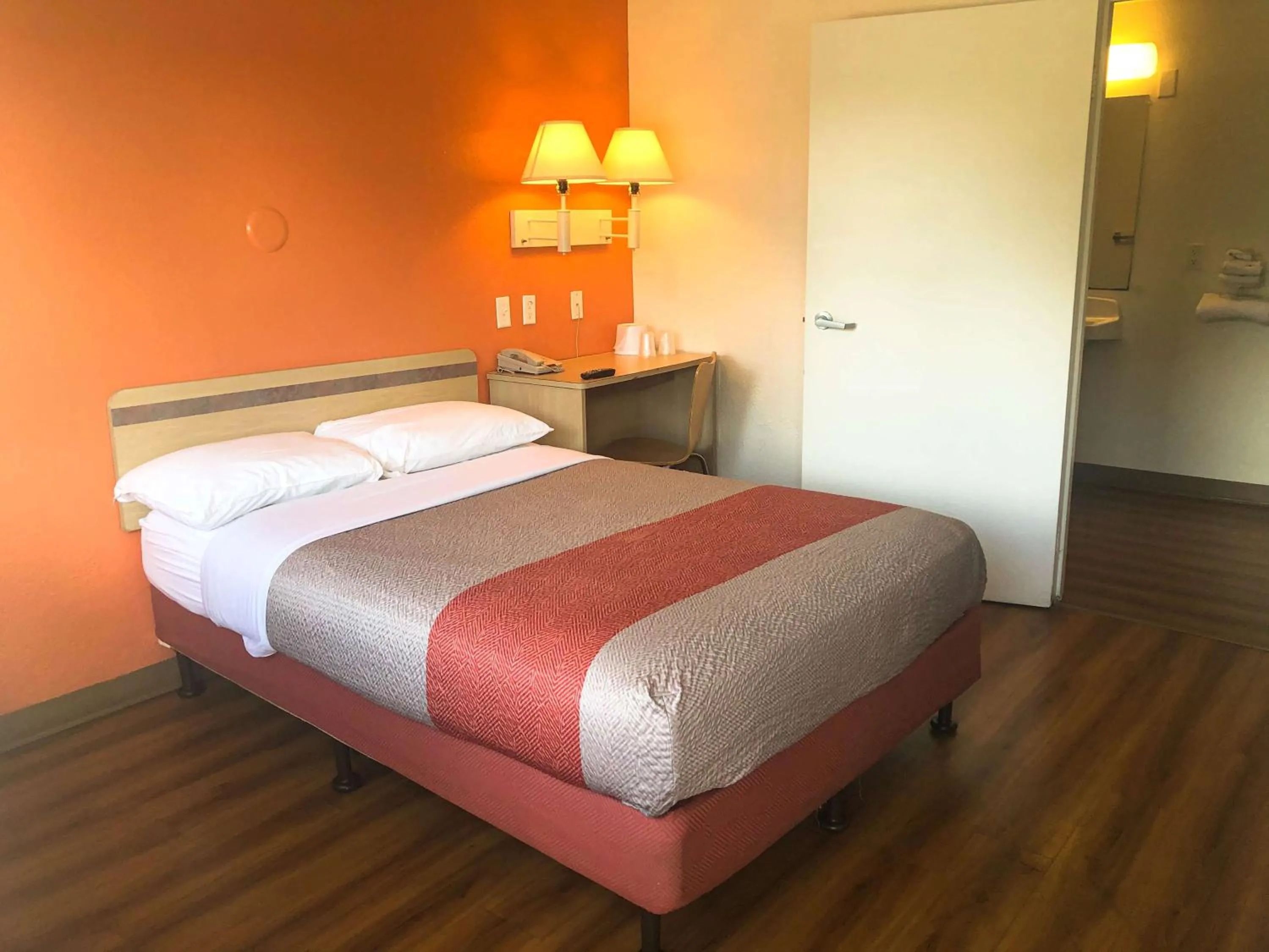 Photo of the whole room, Bed in Motel 6-Jacksonville, FL - Orange Park