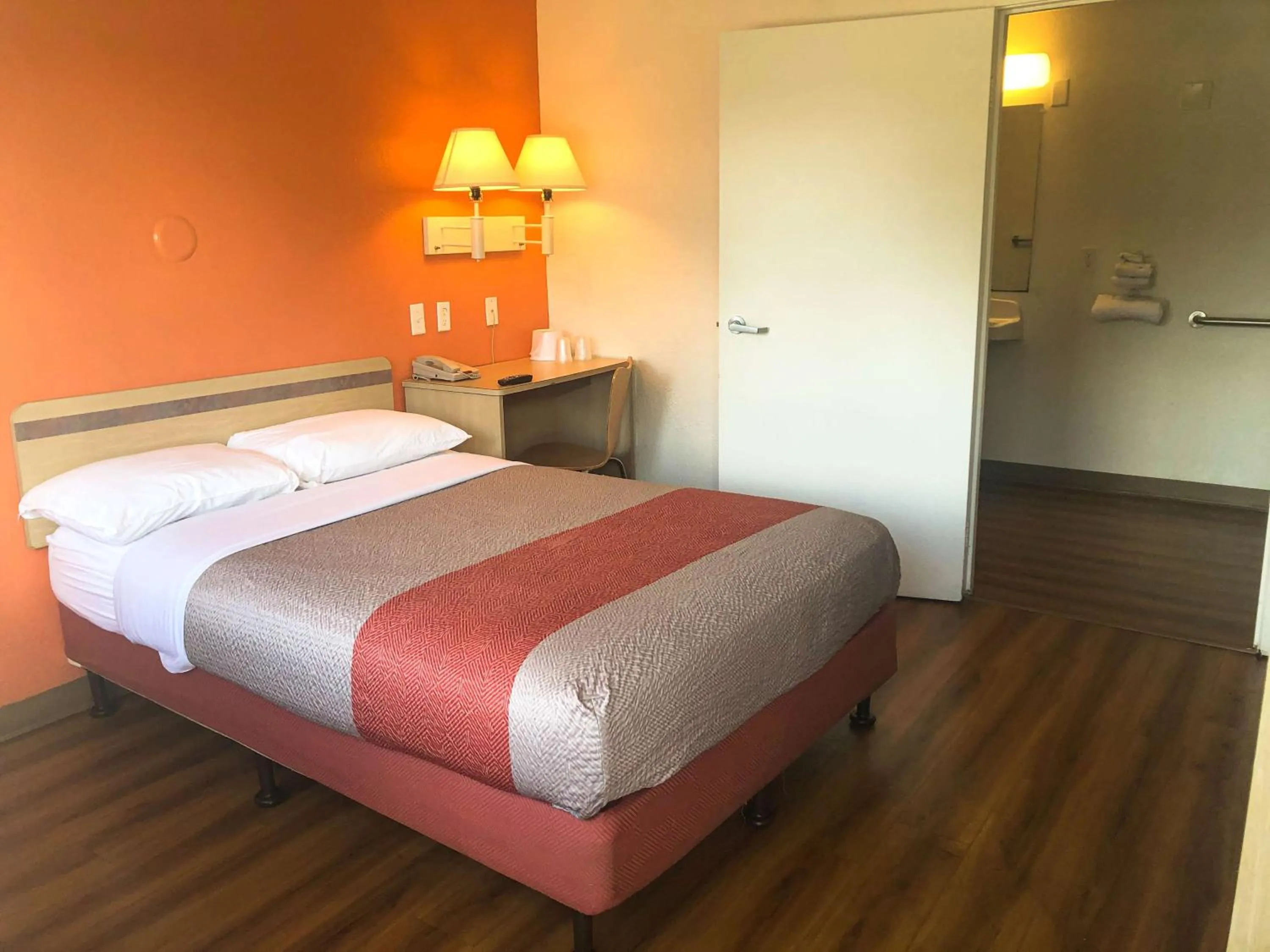 Photo of the whole room, Bed in Motel 6-Jacksonville, FL - Orange Park