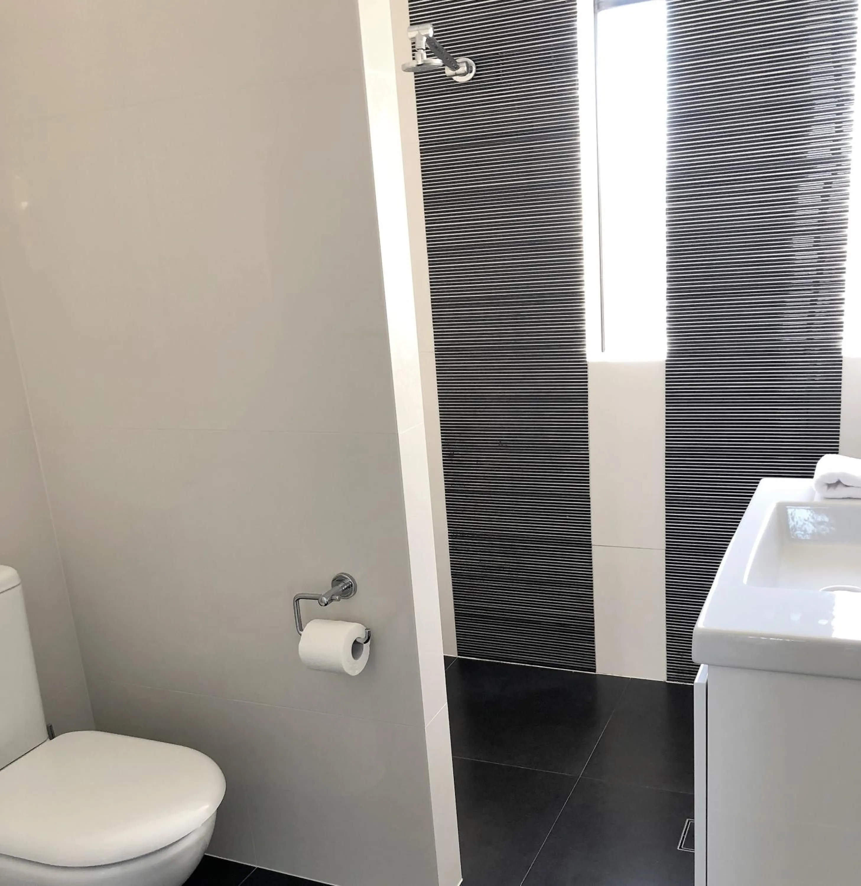 Shower in Sandcastles On The Broadwater