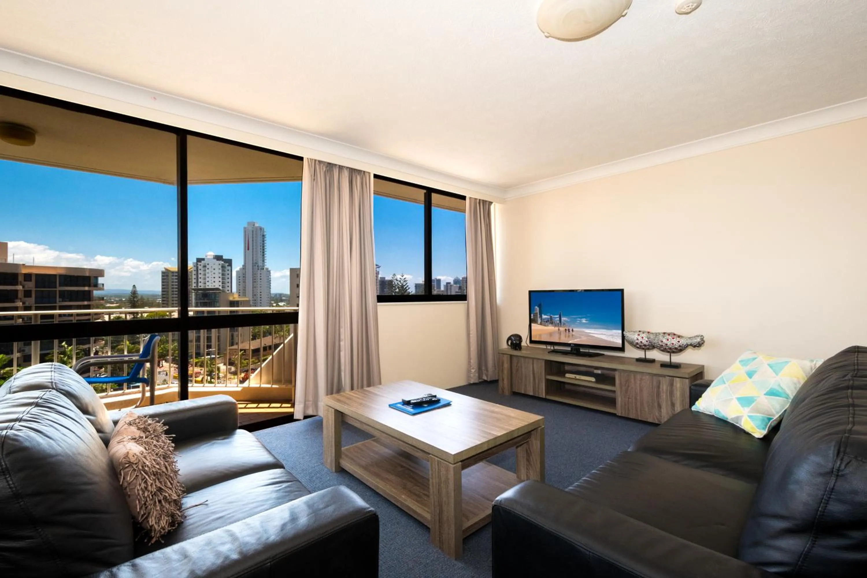 TV and multimedia in Breakers North Absolute Beachfront Apartments - Official
