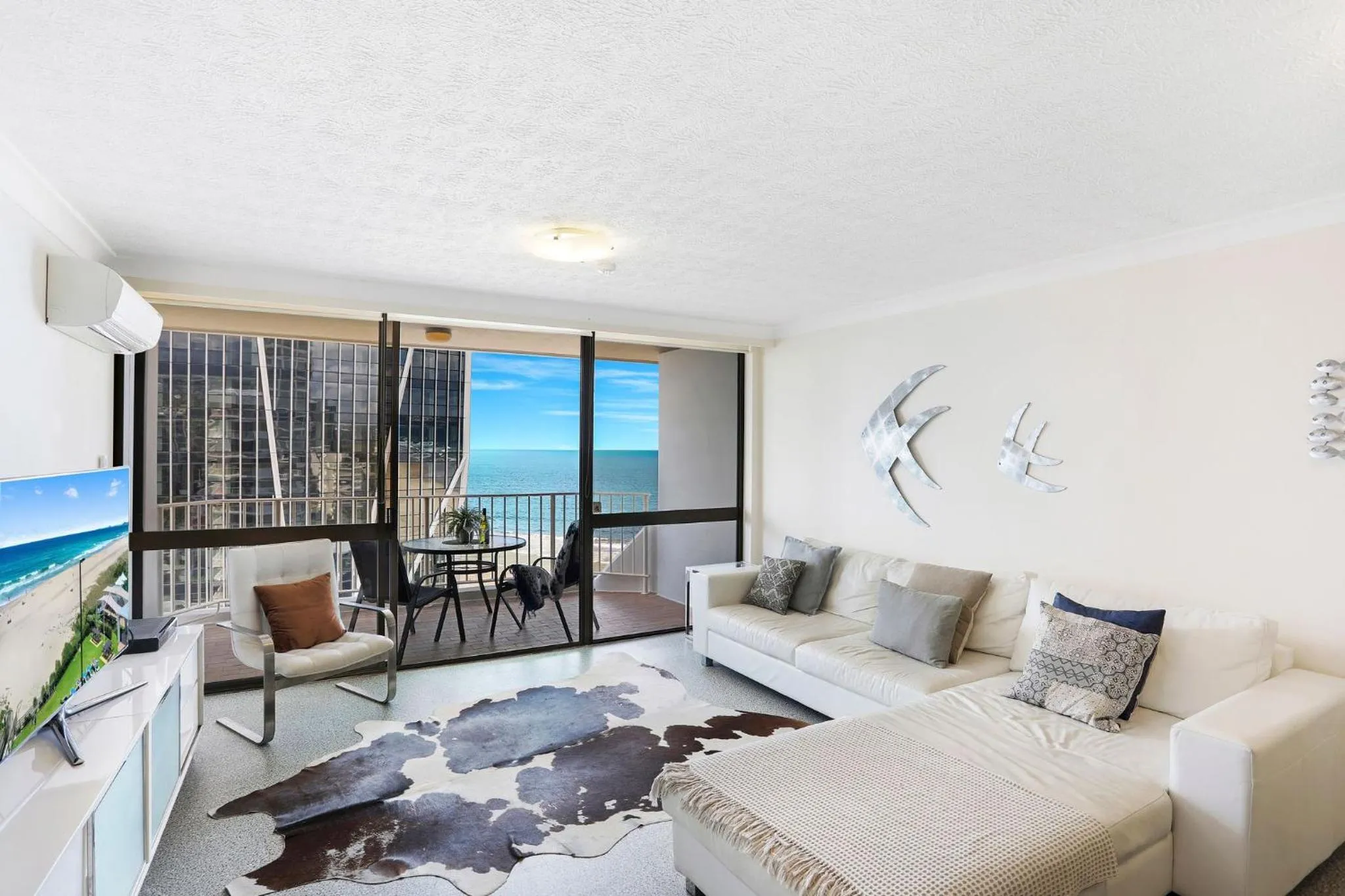 TV and multimedia, Bed in Breakers North Absolute Beachfront Apartments - Official