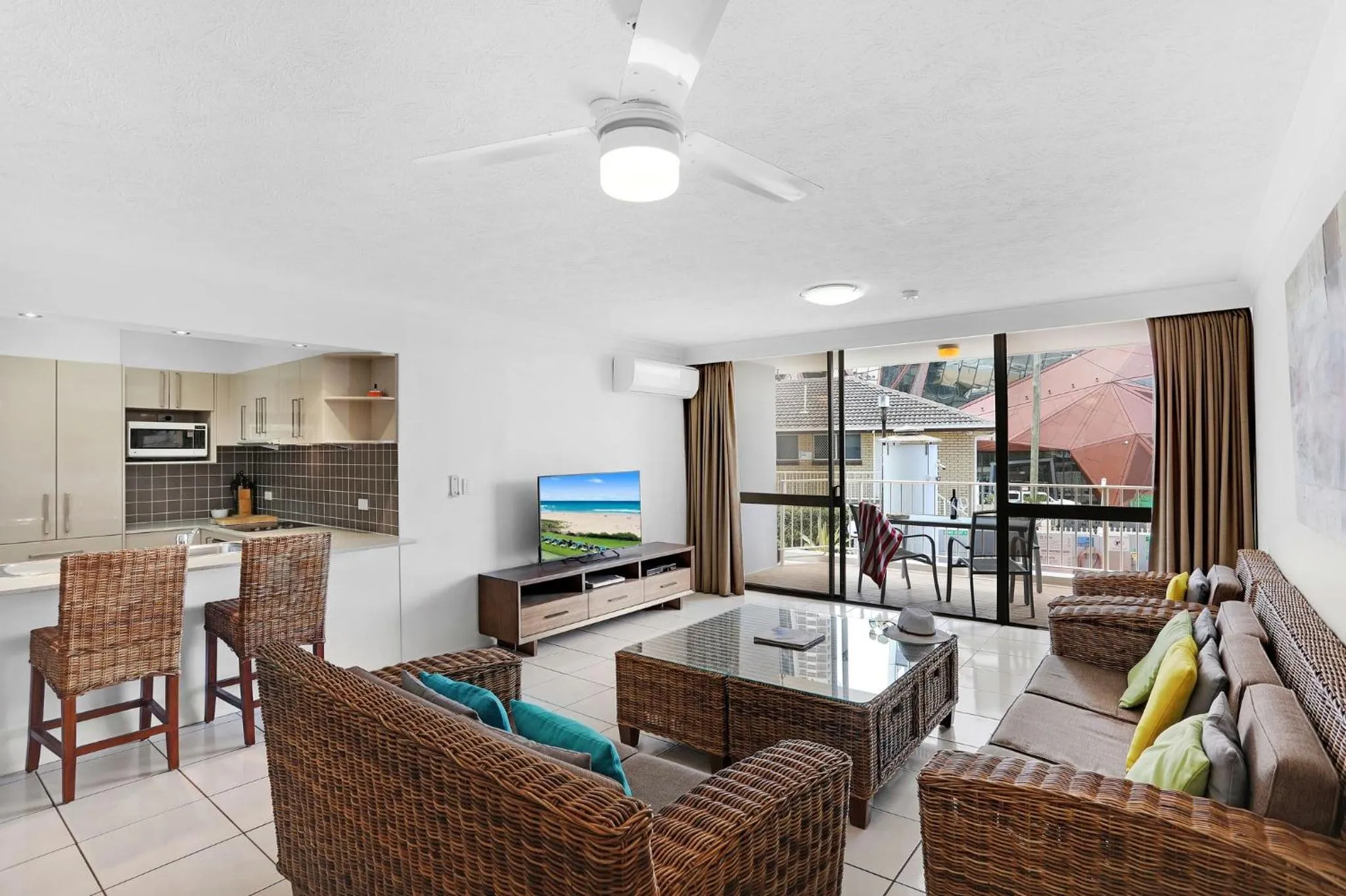TV and multimedia in Breakers North Absolute Beachfront Apartments - Official