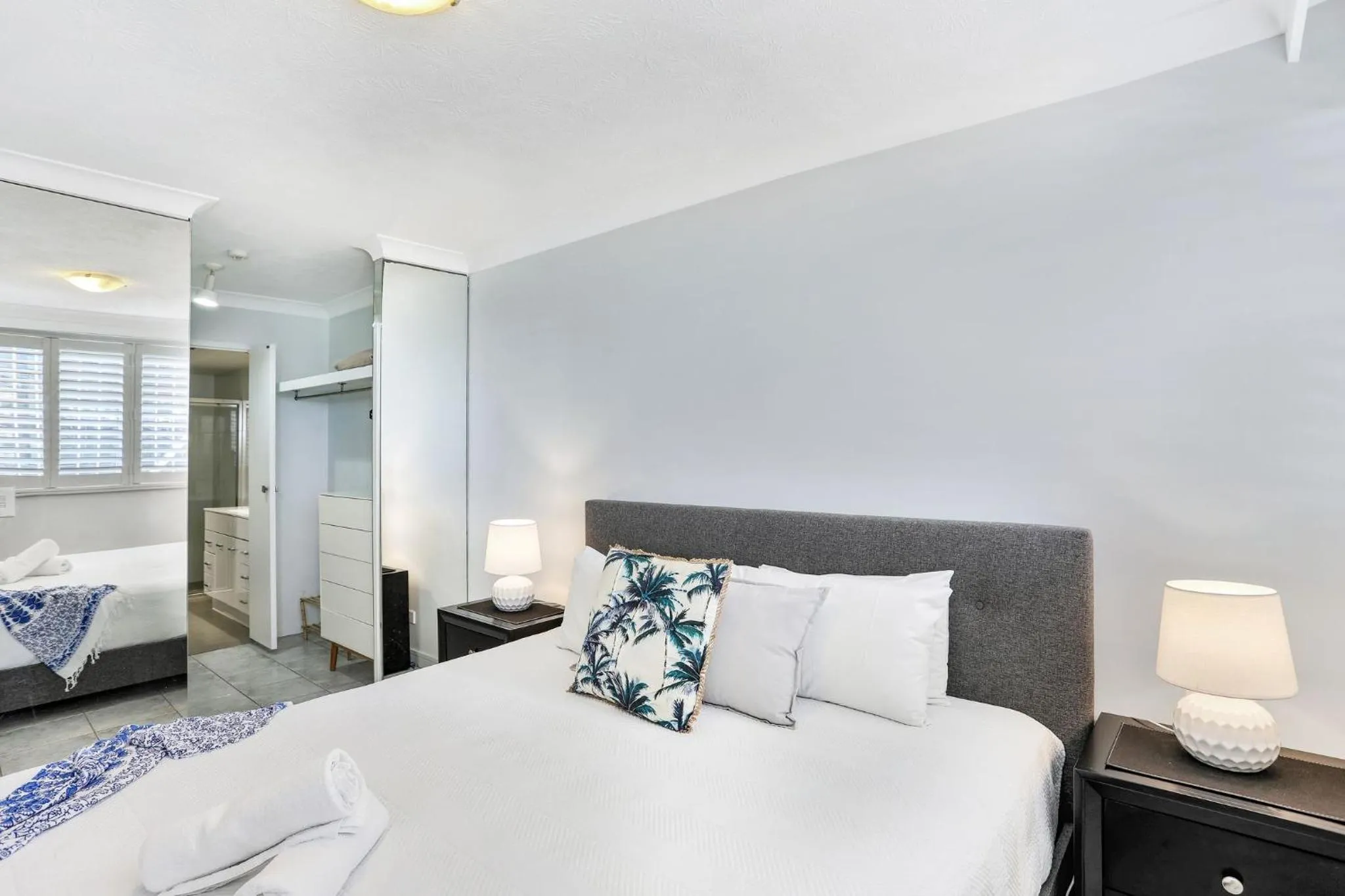 Bed in Breakers North Absolute Beachfront Apartments - Official