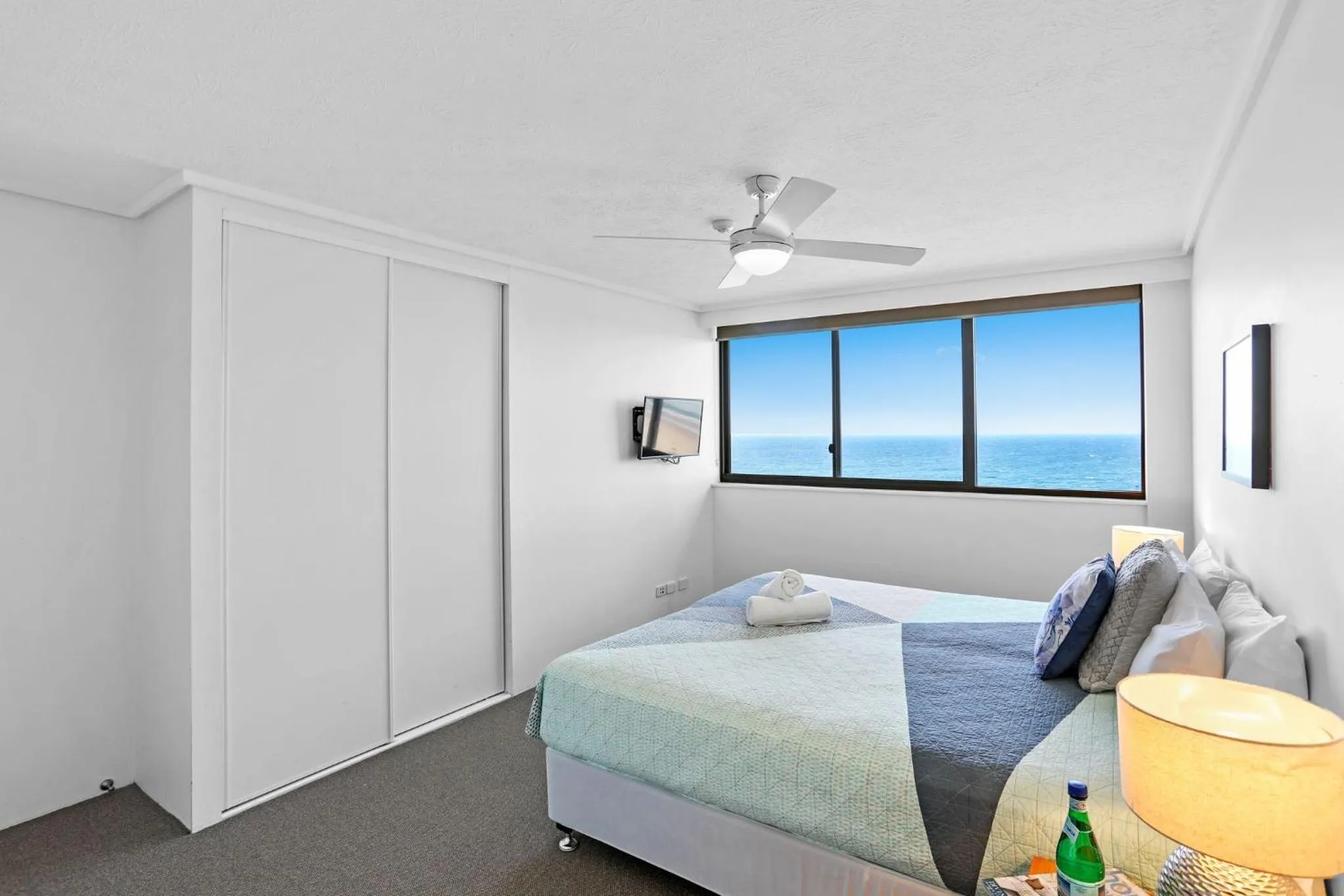 Bed in Breakers North Absolute Beachfront Apartments - Official