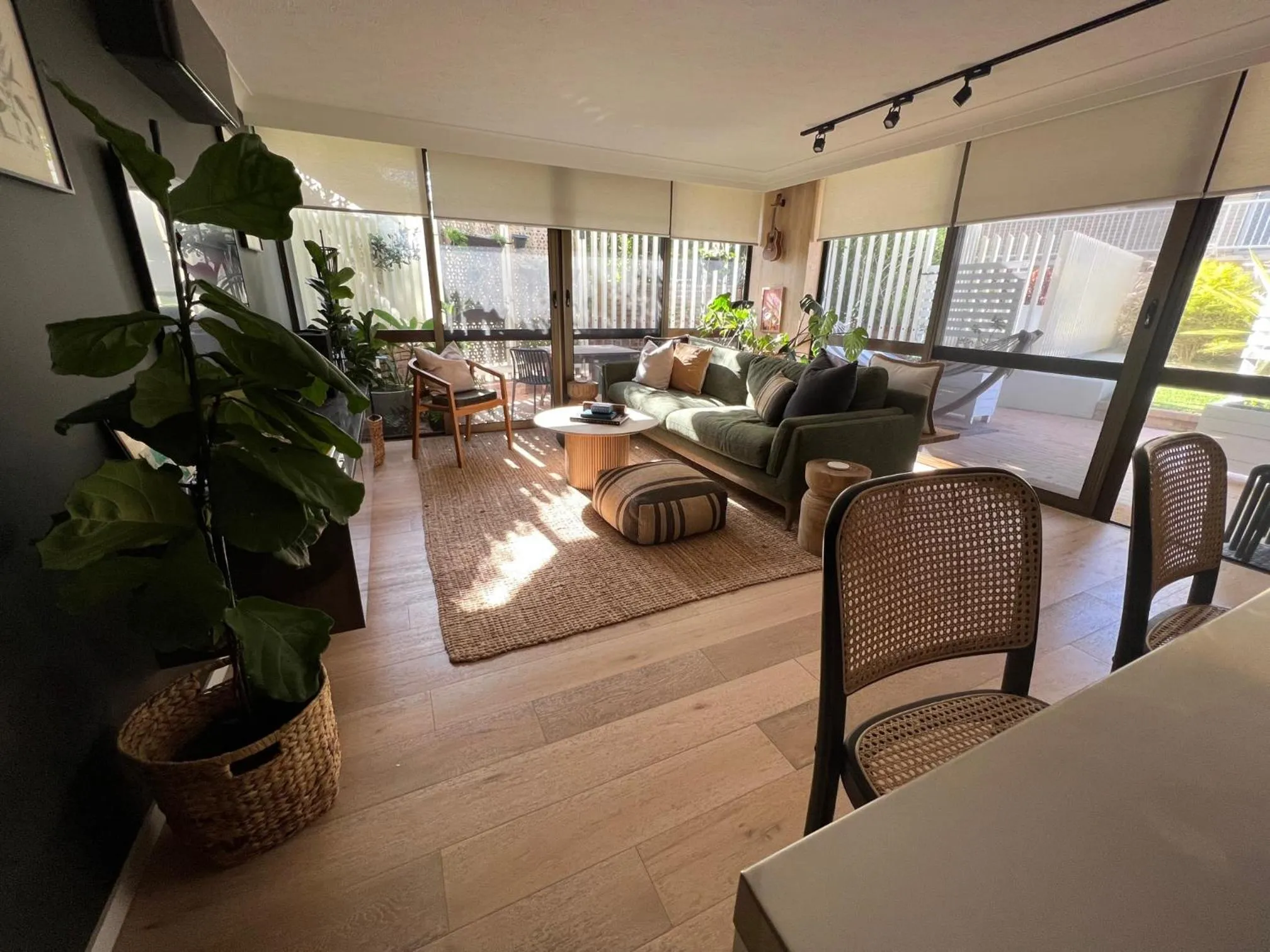 Living room in Breakers North Absolute Beachfront Apartments - Official