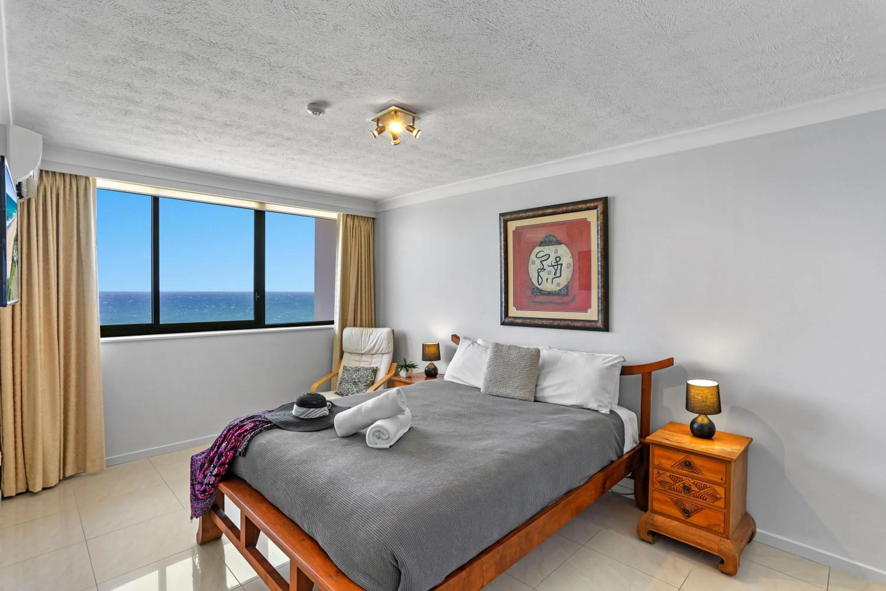 Bed in Breakers North Absolute Beachfront Apartments - Official
