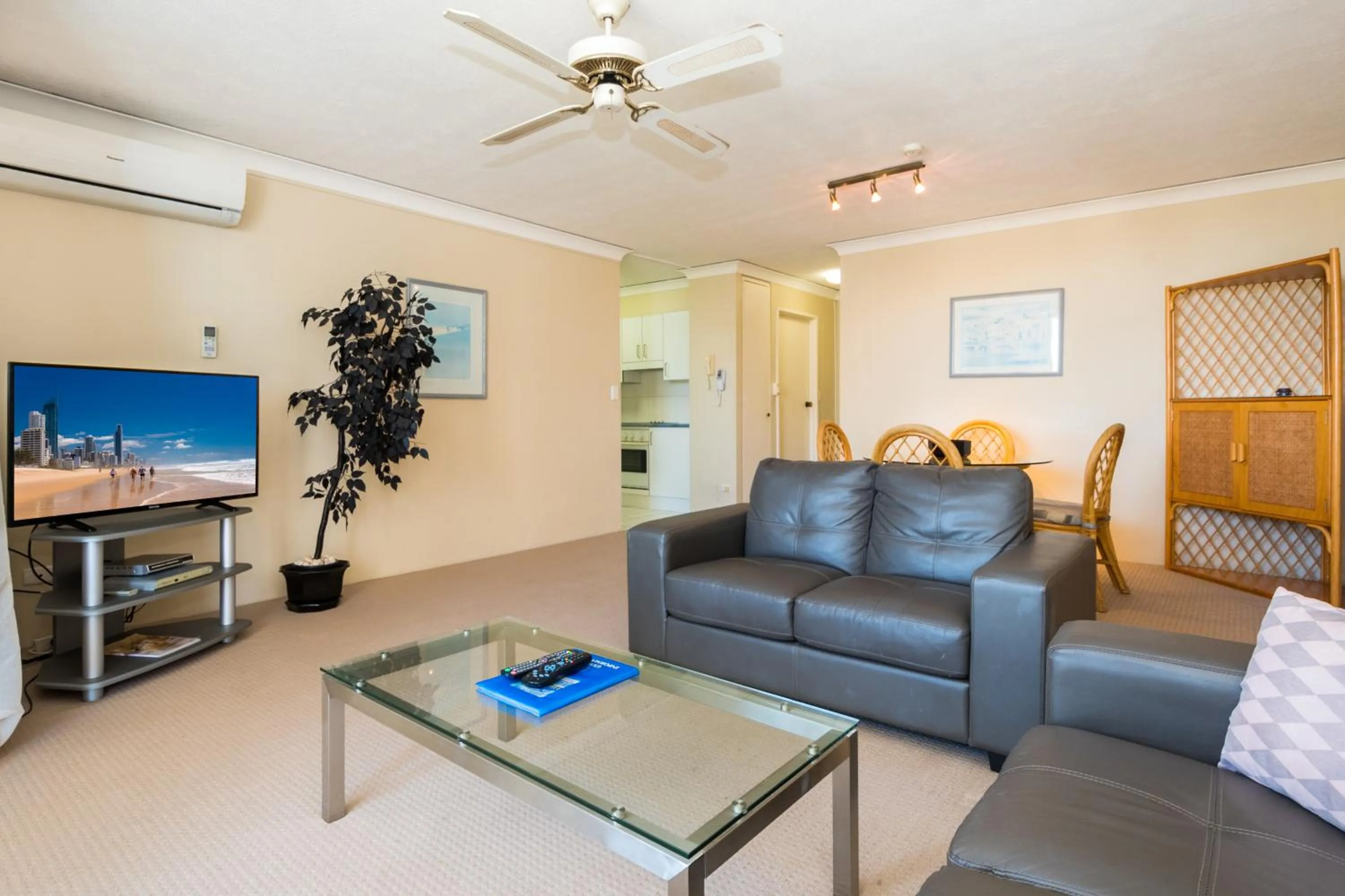 Kitchen or kitchenette in Breakers North Absolute Beachfront Apartments - Official