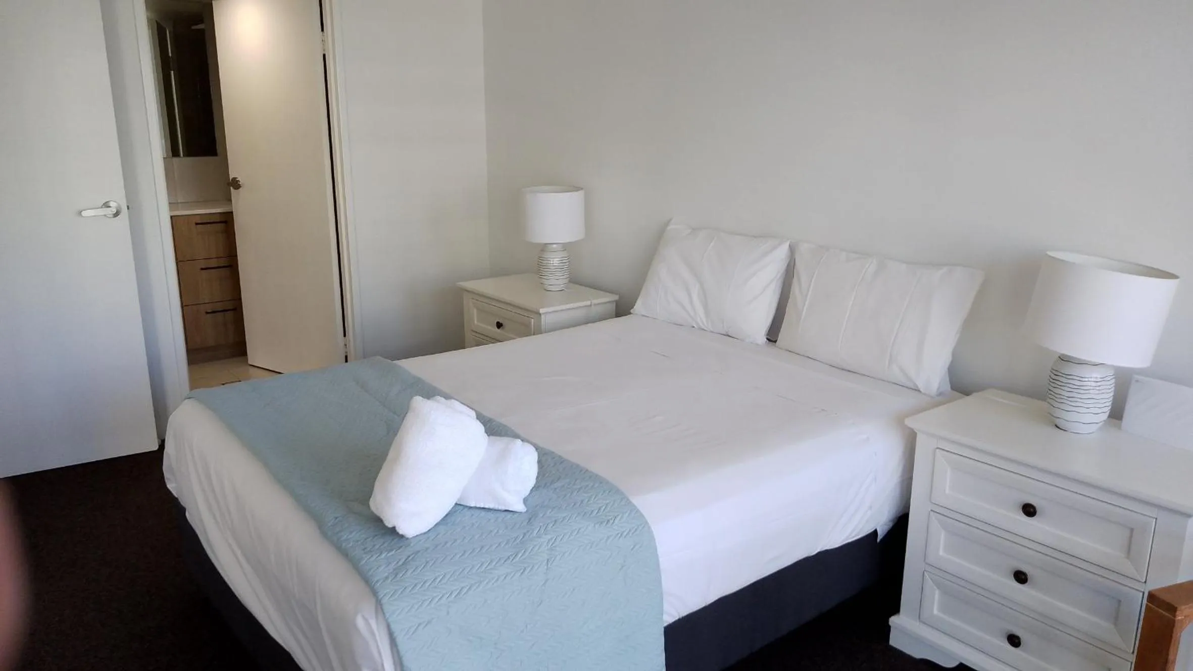 Bedroom, Bed in Breakers North Absolute Beachfront Apartments - Official