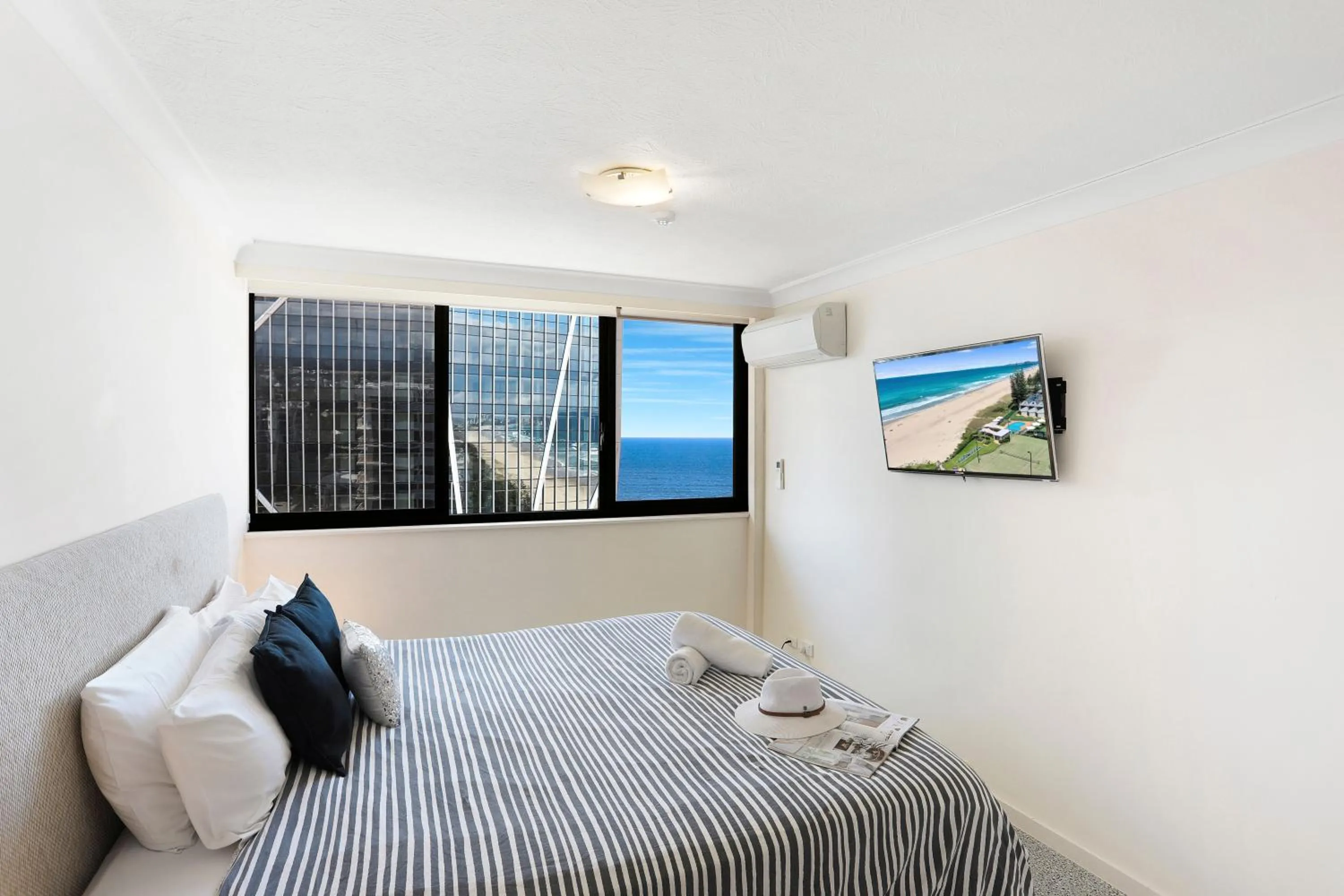 Bed in Breakers North Absolute Beachfront Apartments - Official
