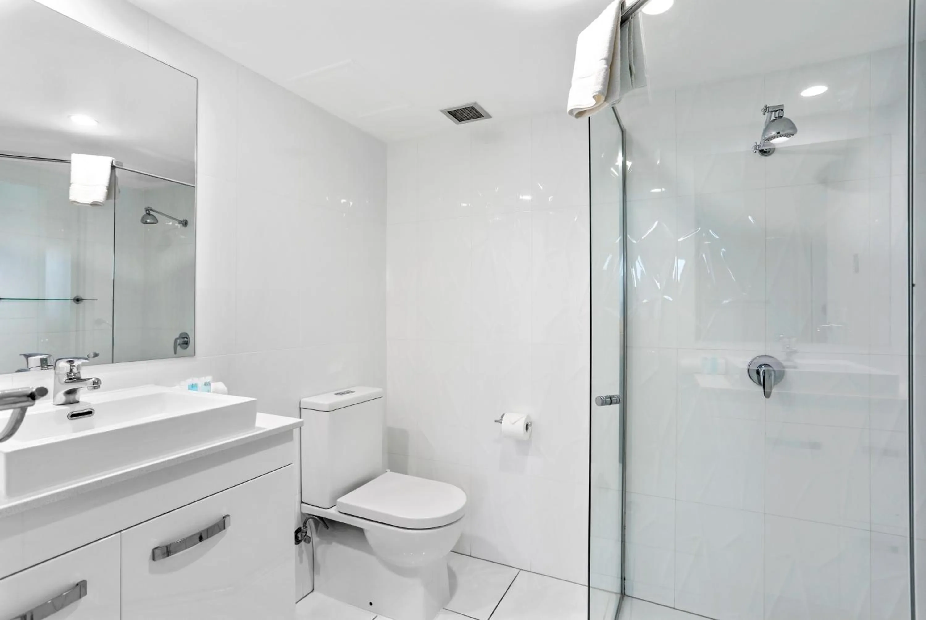 Toilet in Breakers North Absolute Beachfront Apartments - Official