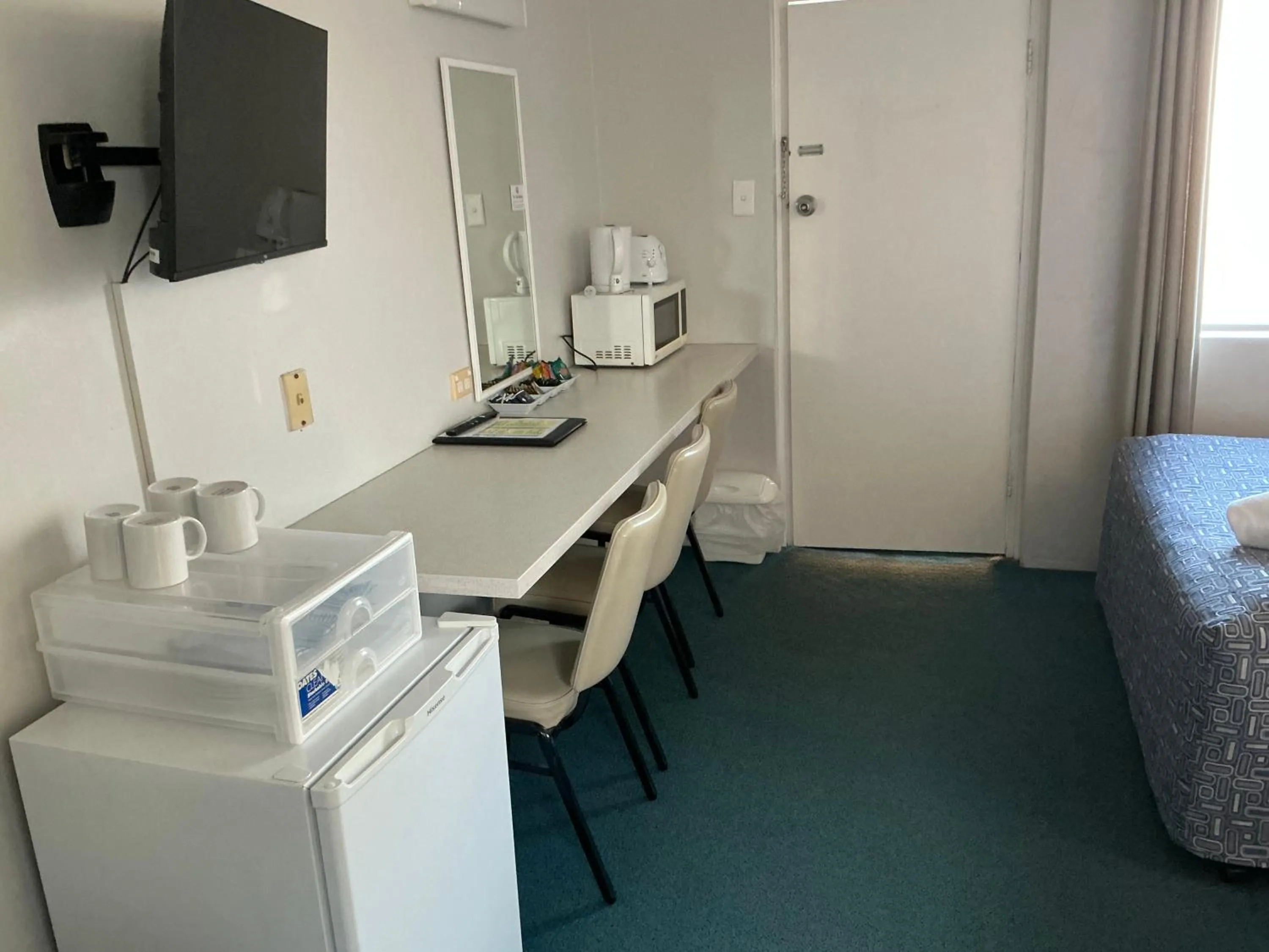 Coffee/tea facilities, Bed in Bentleigh Motor Inn