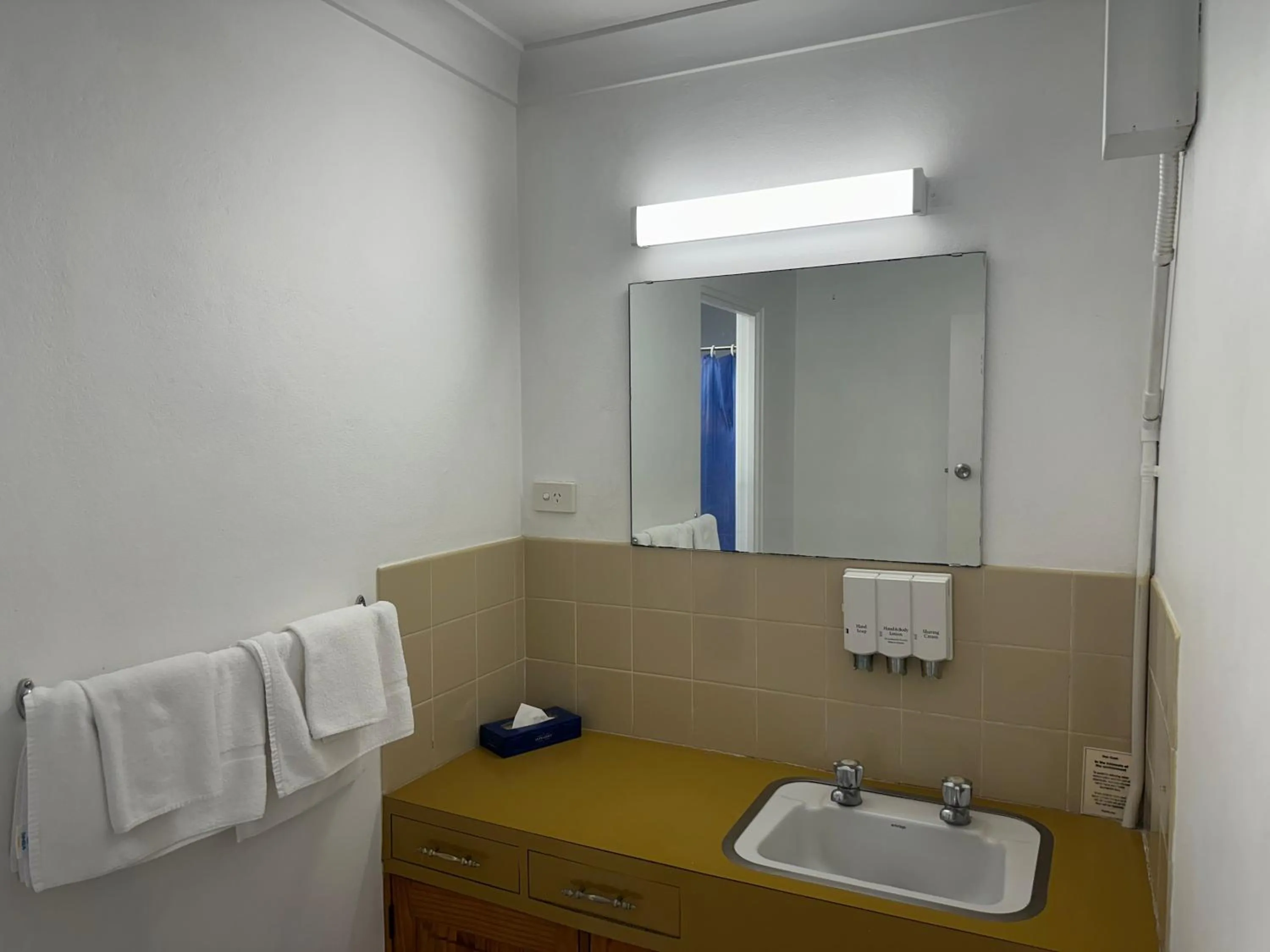 Bathroom in Bentleigh Motor Inn