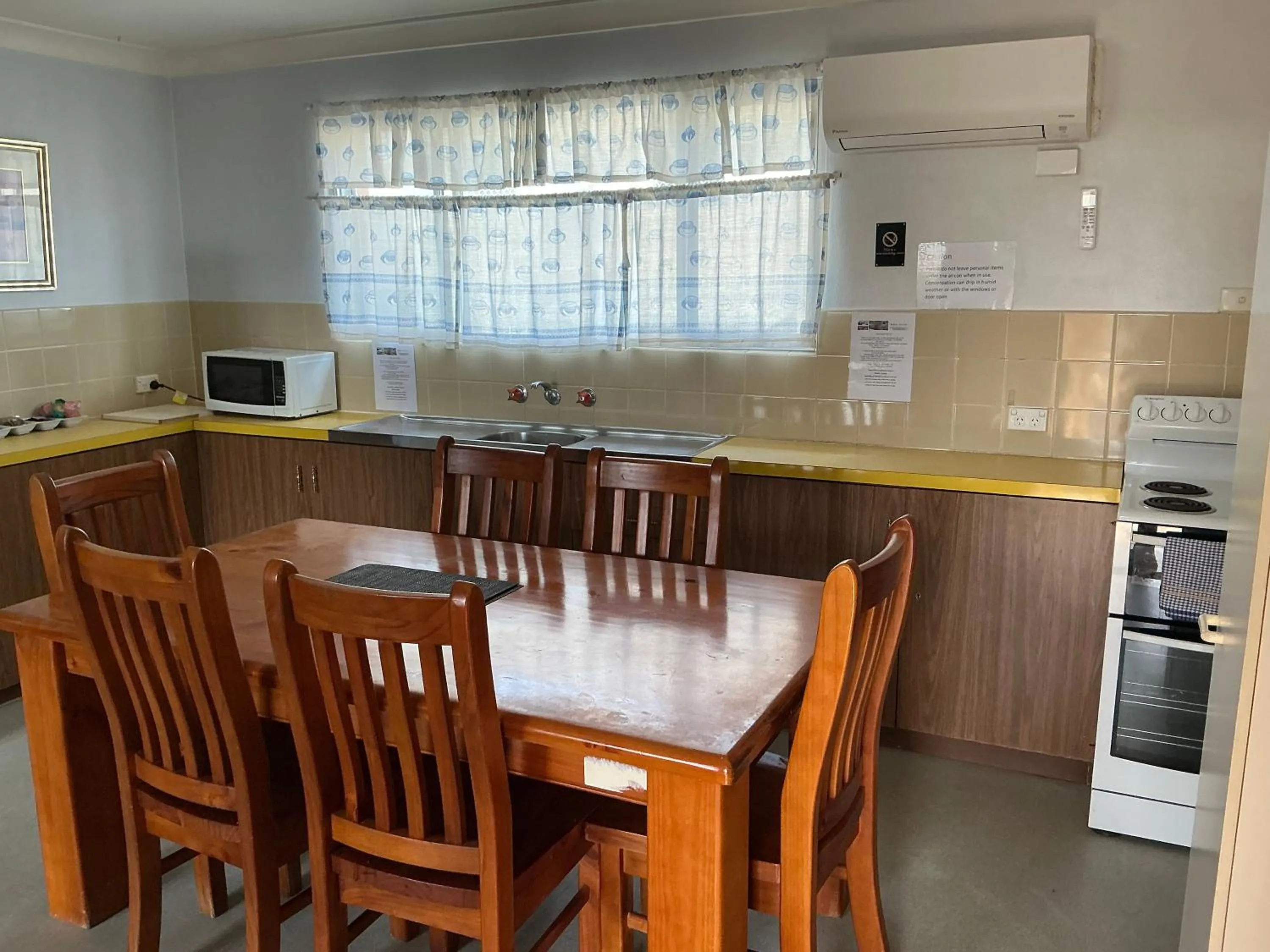 Kitchen or kitchenette in Bentleigh Motor Inn
