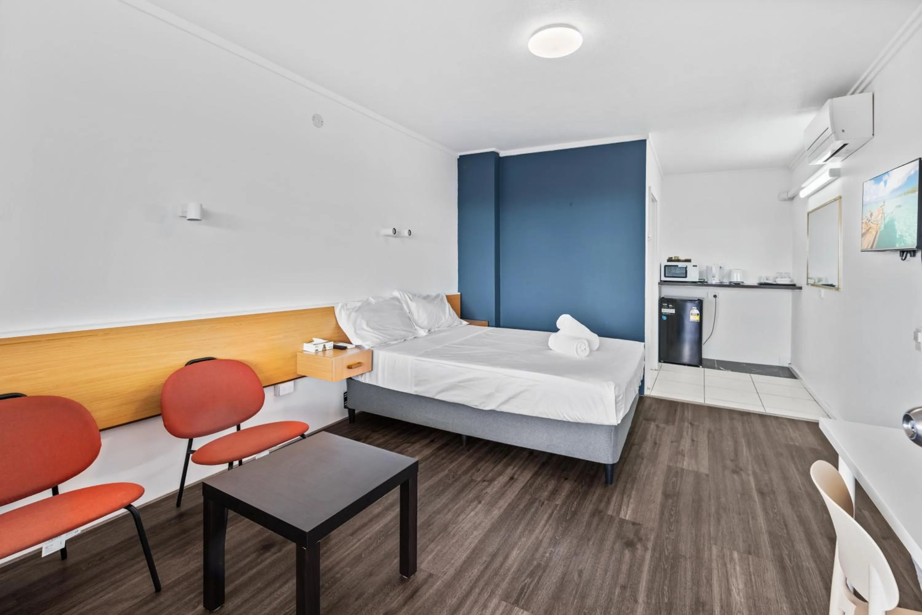 Living room, Bed in Annerley Motor Inn