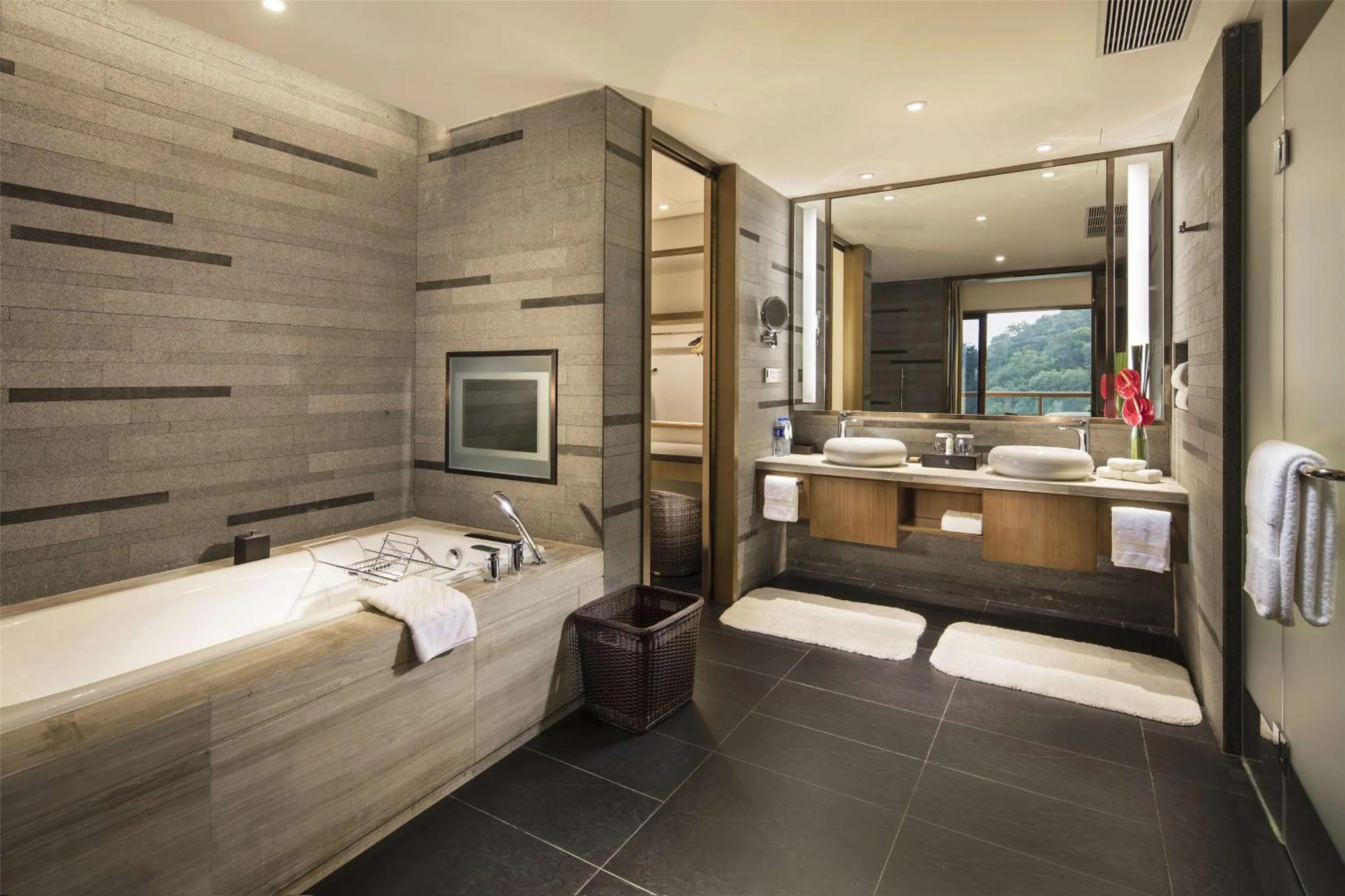 Bathroom, Bed in Hilton Huizhou Longmen Resort
