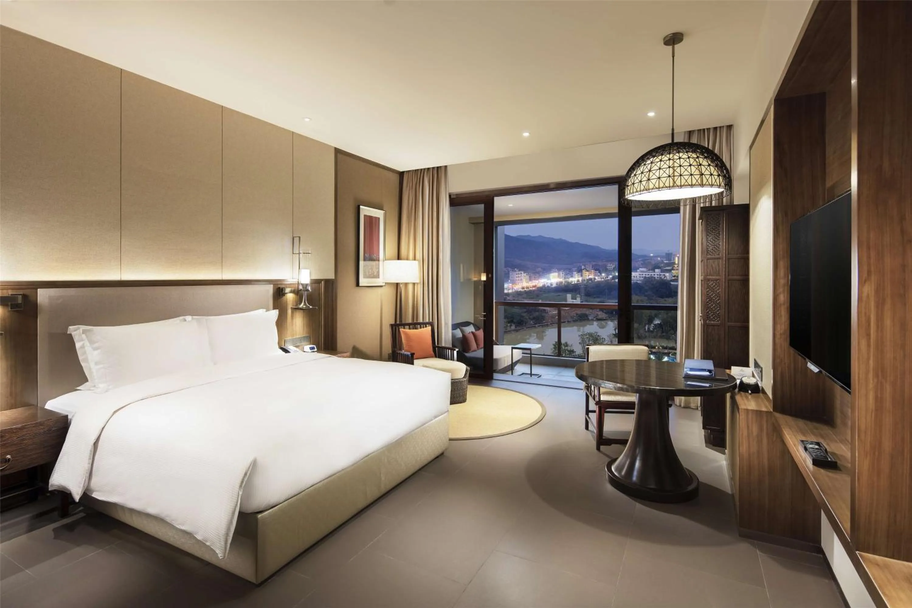 Bedroom, Bed in Hilton Huizhou Longmen Resort